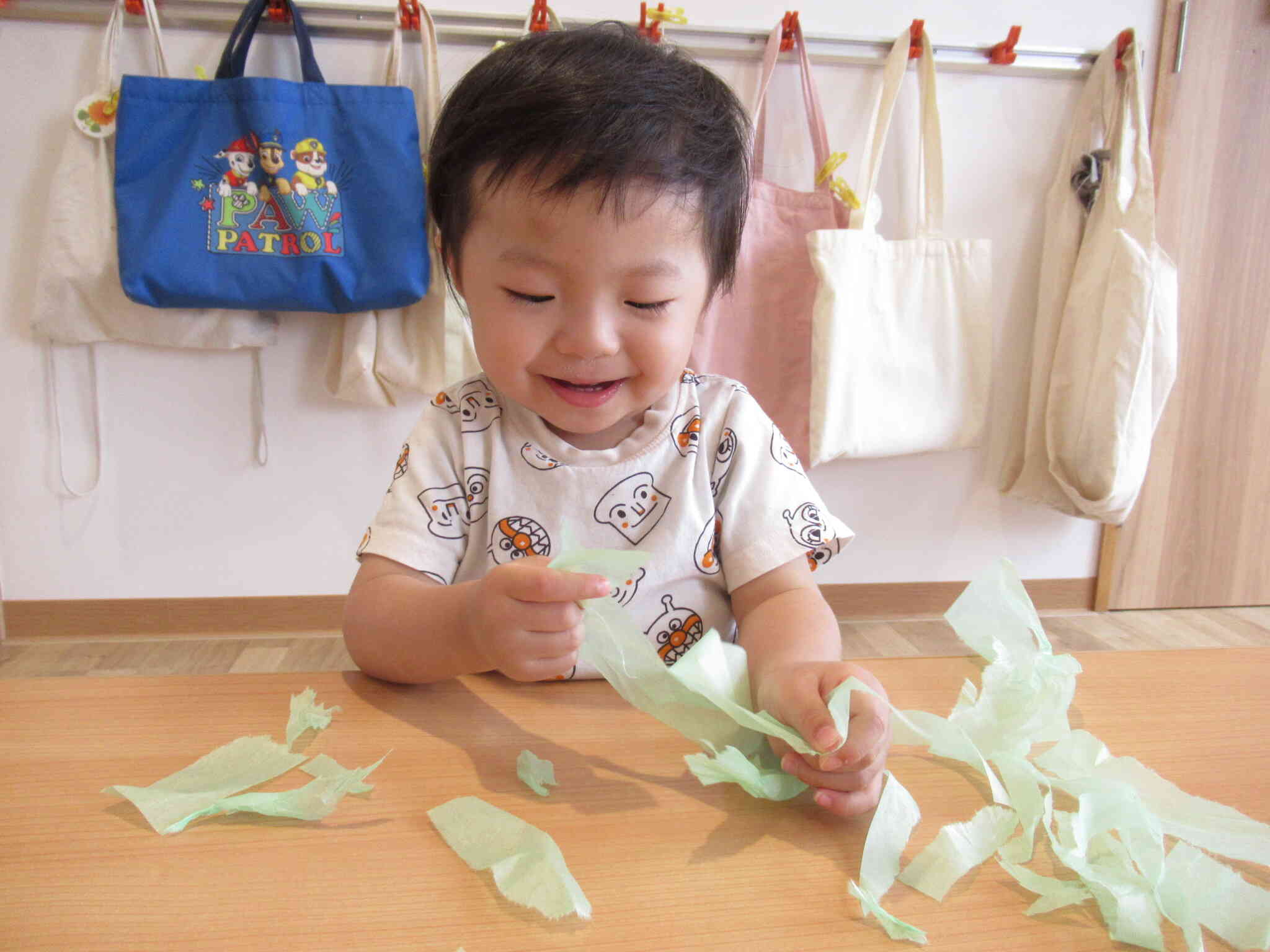 1歳児クラスあひる組さん、花紙をびりびり破ったり、ちぎったり♪