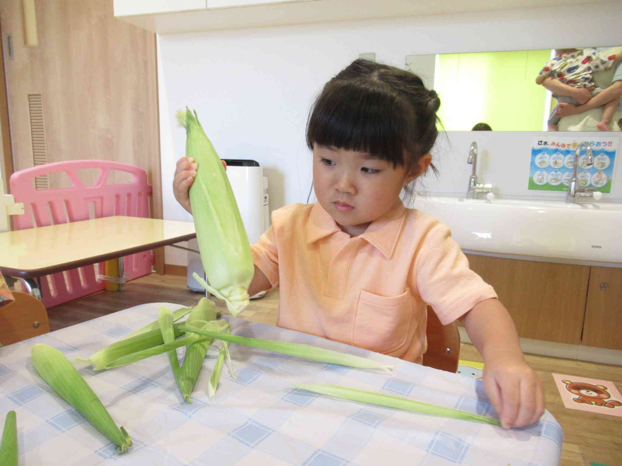 真剣な眼差しで1枚ずつむいていきます。