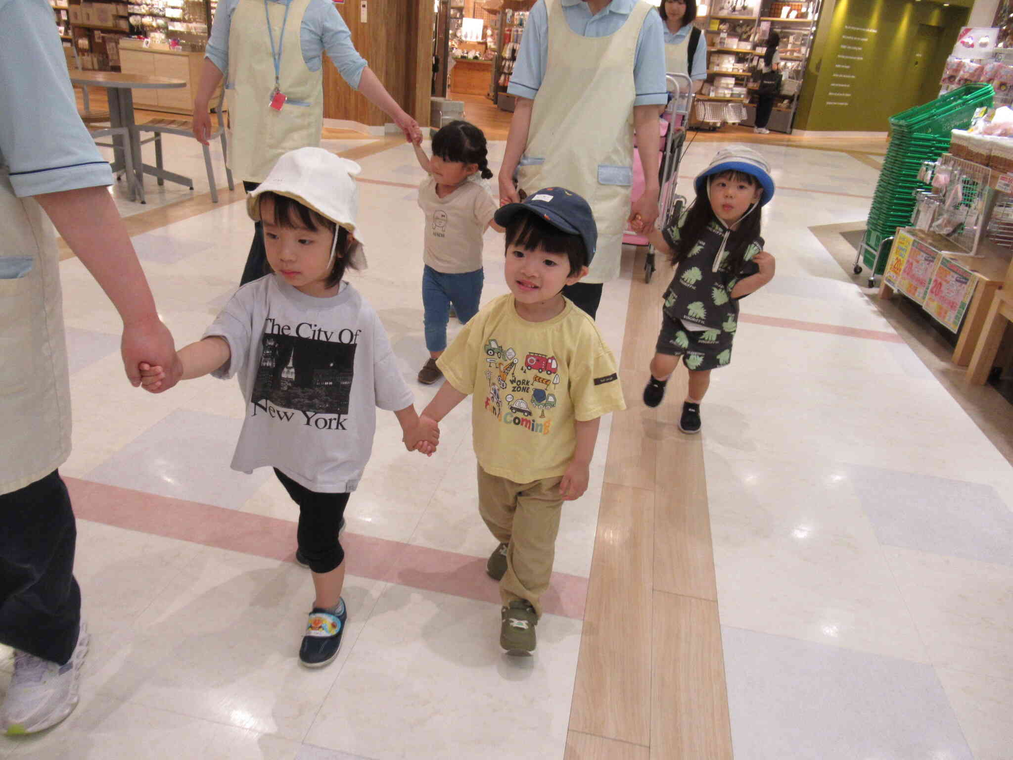 2歳児クラスのお友だちは手をつないで仲良くお散歩。