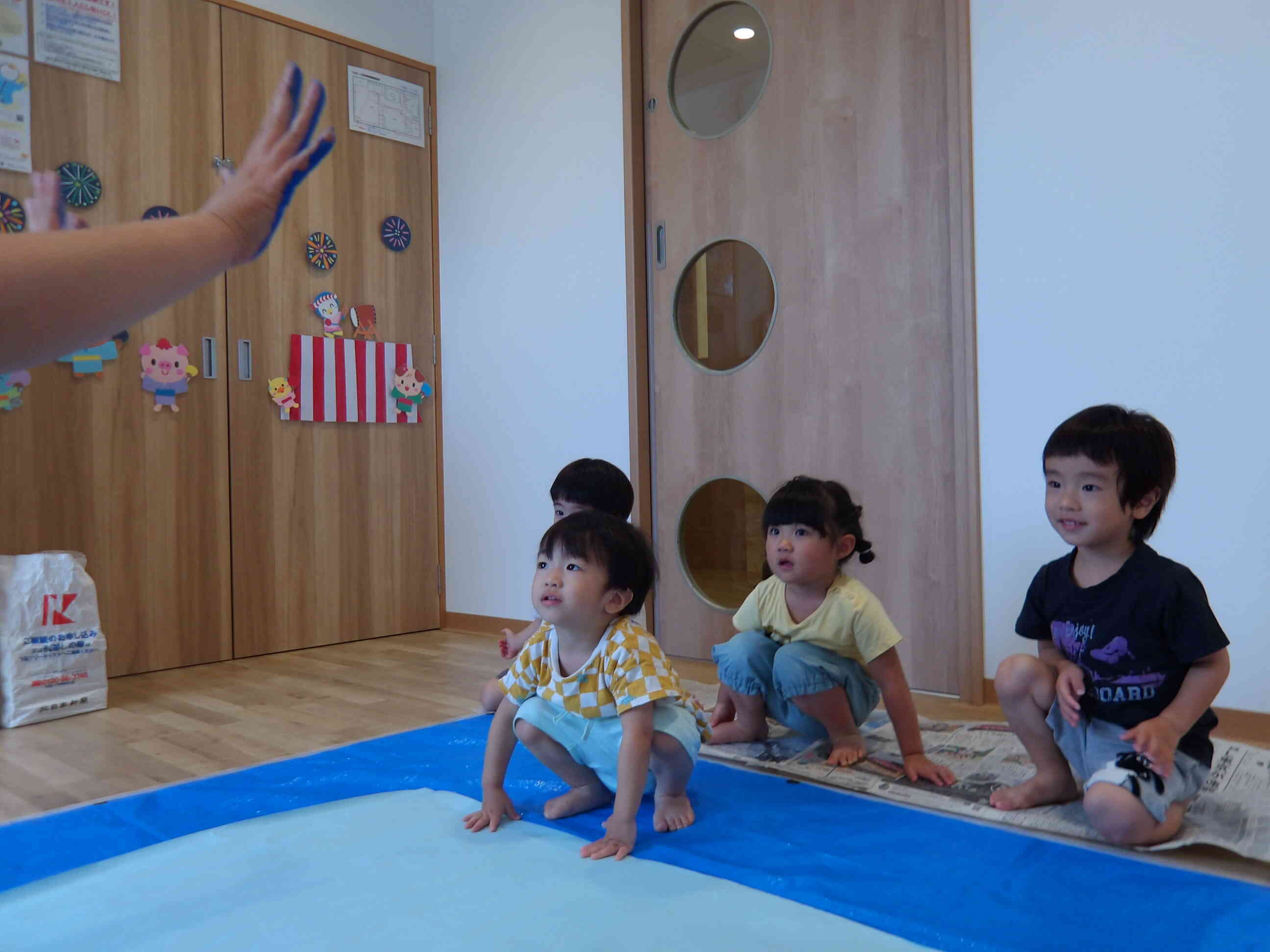 「先生のおてて、あおになったよ！」今から何をするのか楽しみにしている様子が伝わってきます。