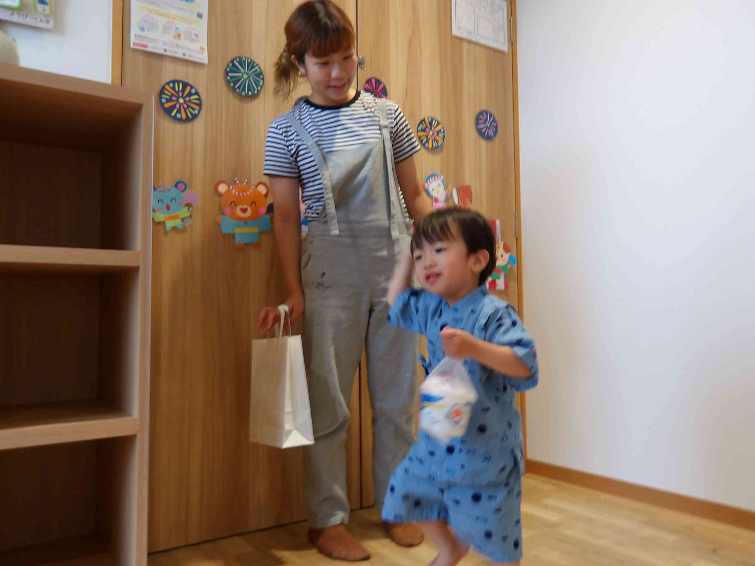 親子で盆踊りです♪親子で作ったかき氷は大事に持っていますね☆