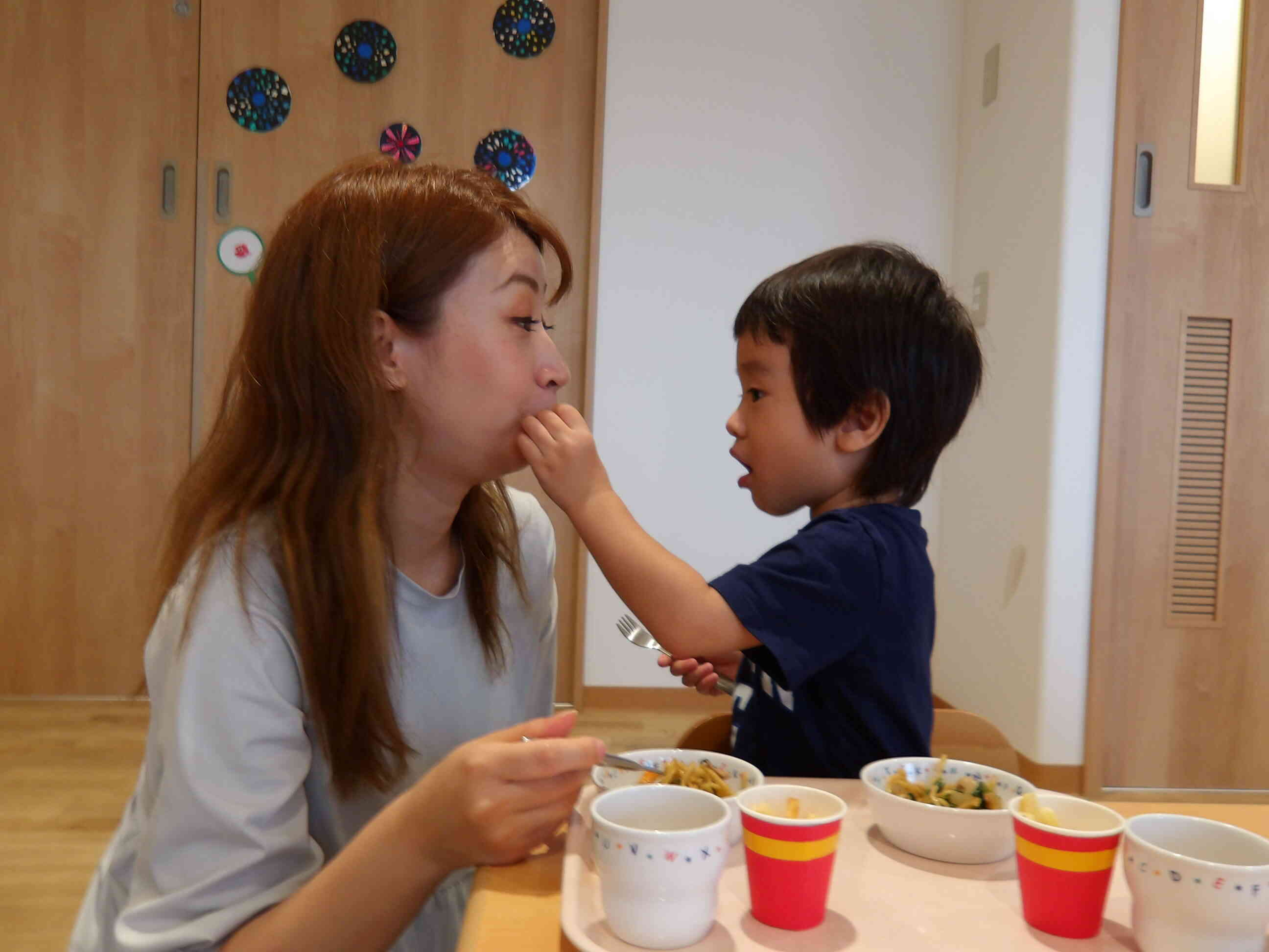 大好きなママに「はい、あーんっ♡」