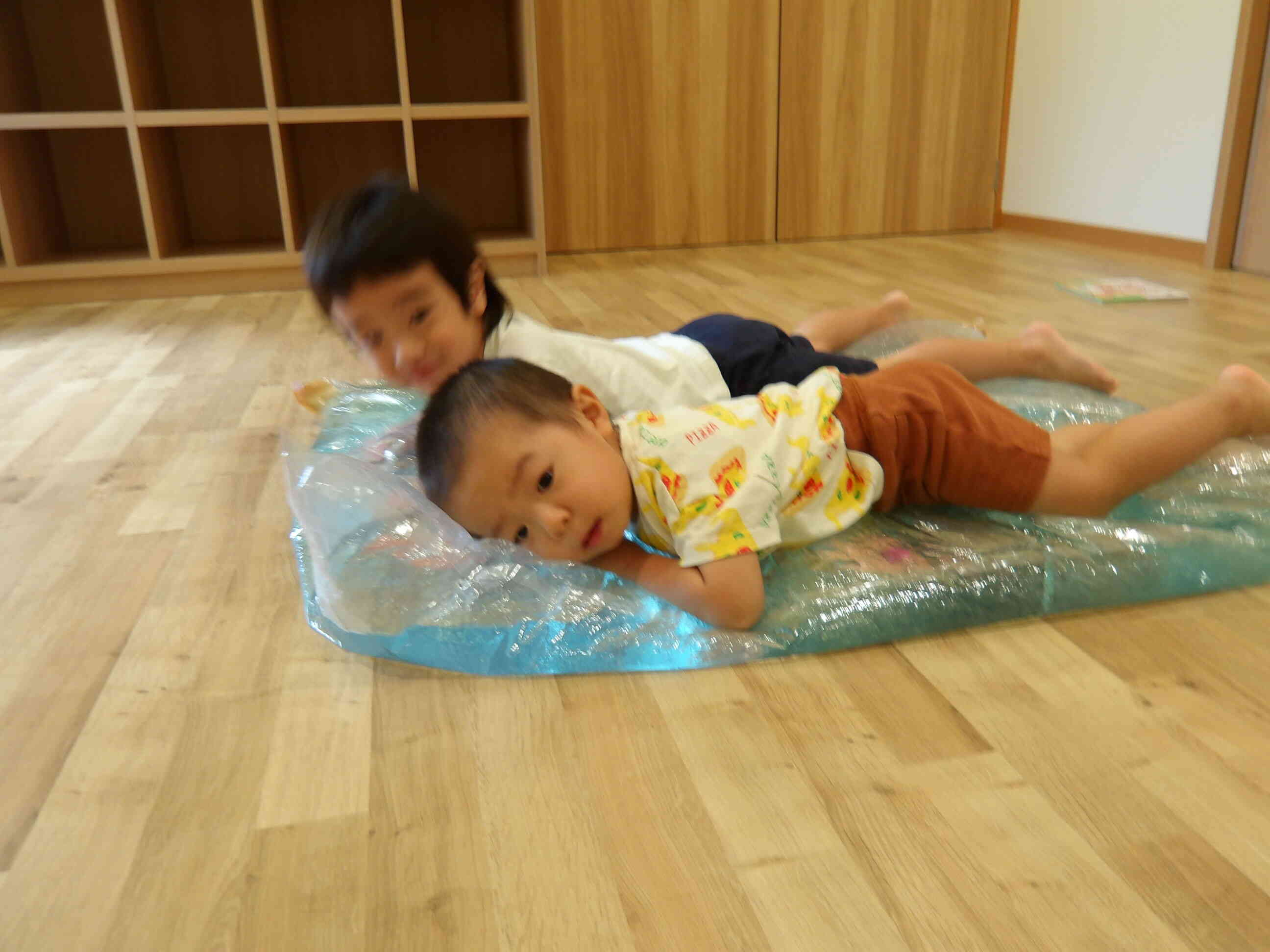 みんなでごろりん！ほっぺた気持ちいいね
