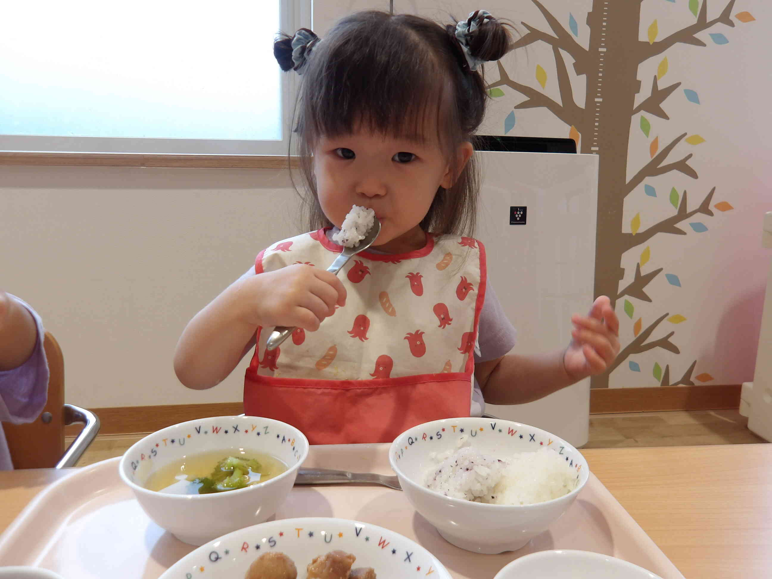 わたしはスプーンですくって食べてみるよ！見ててねー♡