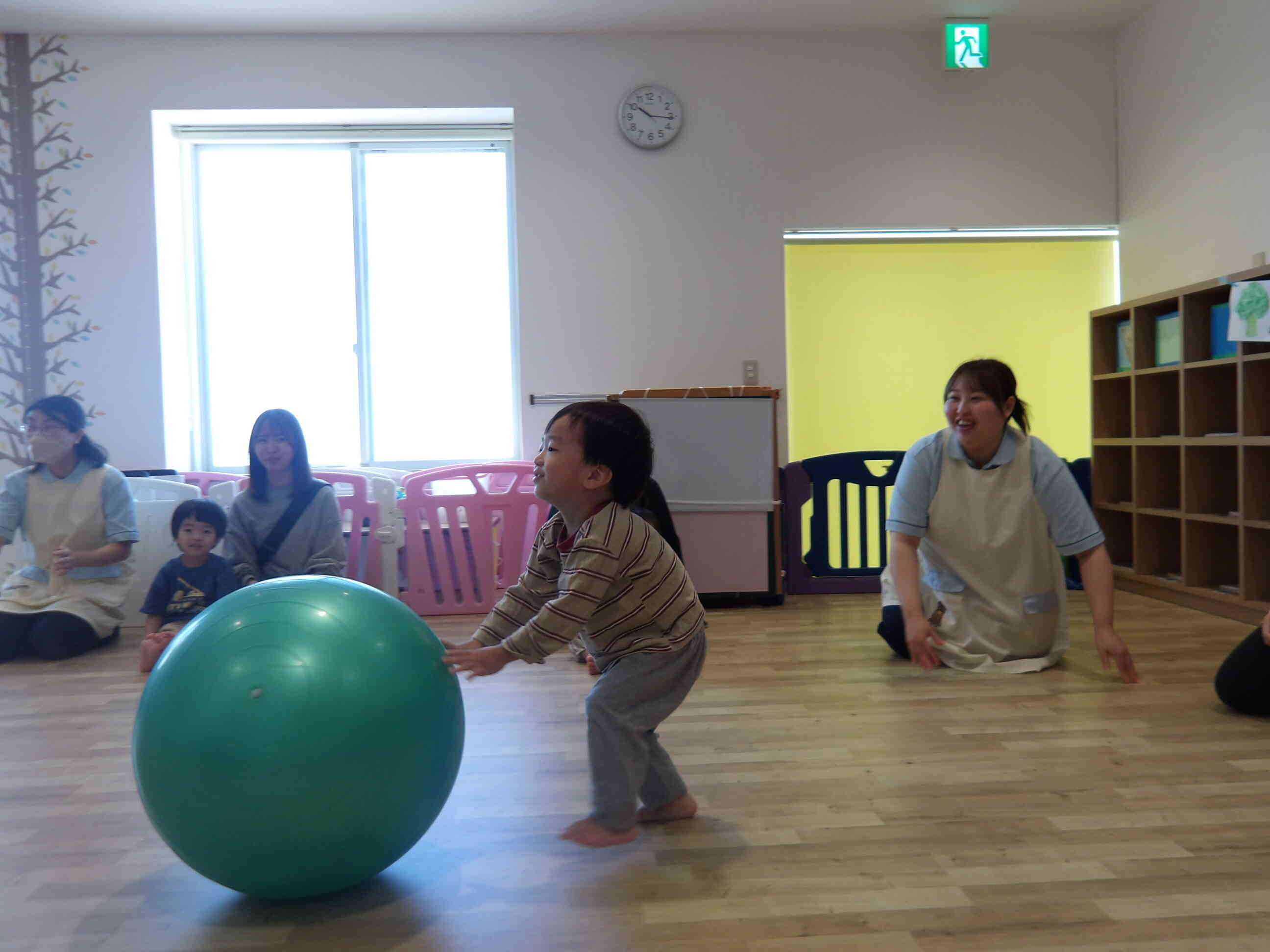 ぼくは転がしてお友だちに渡すよ♪♪