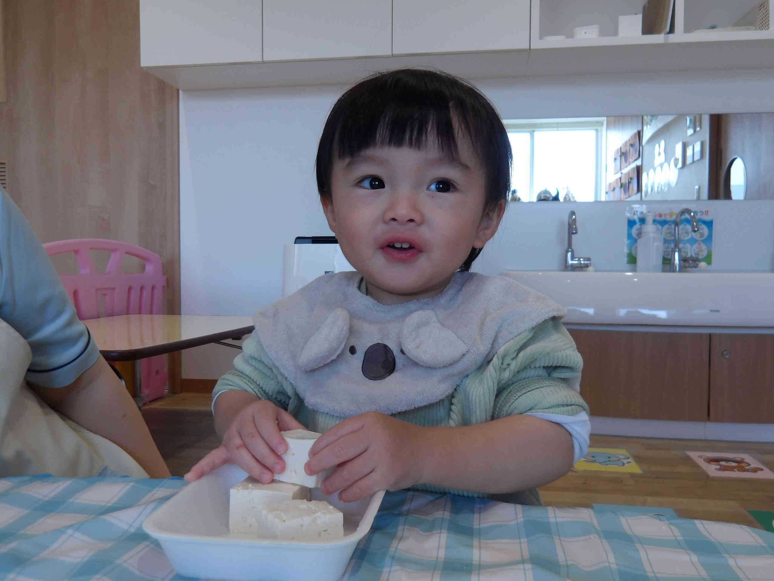 11月食育活動～豆腐に触れてみよう♪～