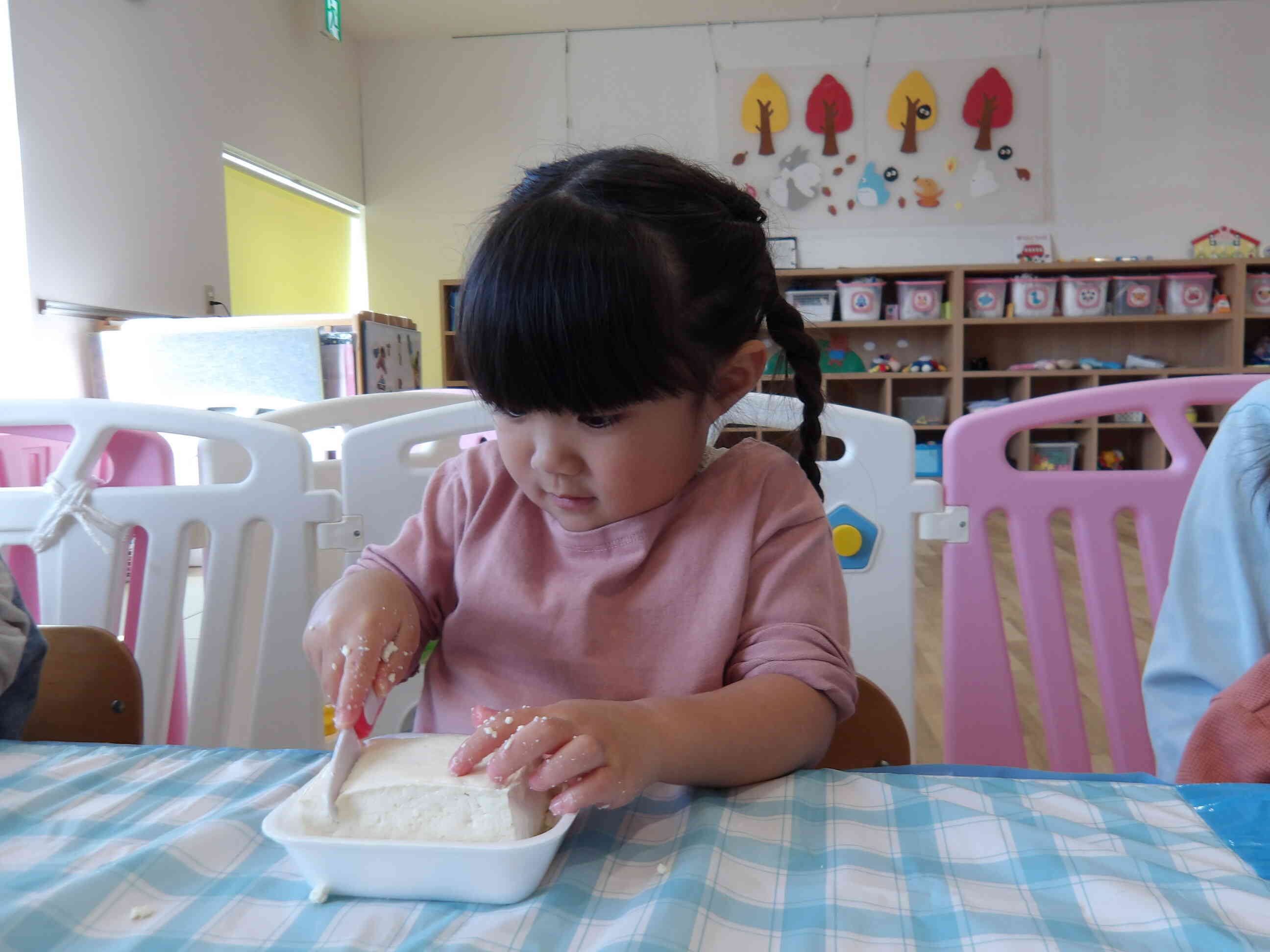 慎重に切っています。