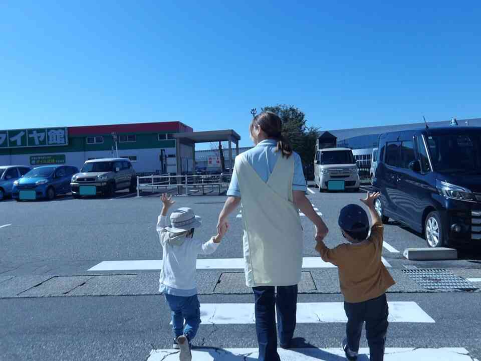 交通安全☆手をあげて横断歩道を渡ります