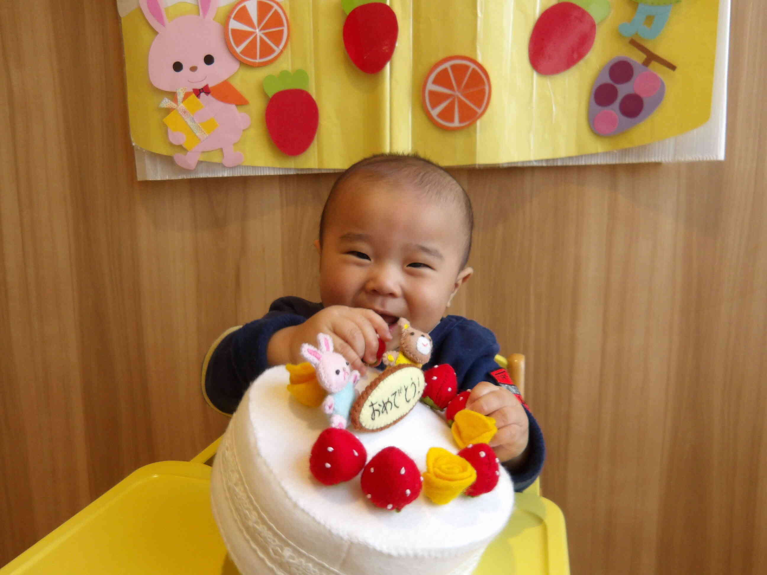 ケーキを持ってにこにこ顔です♡