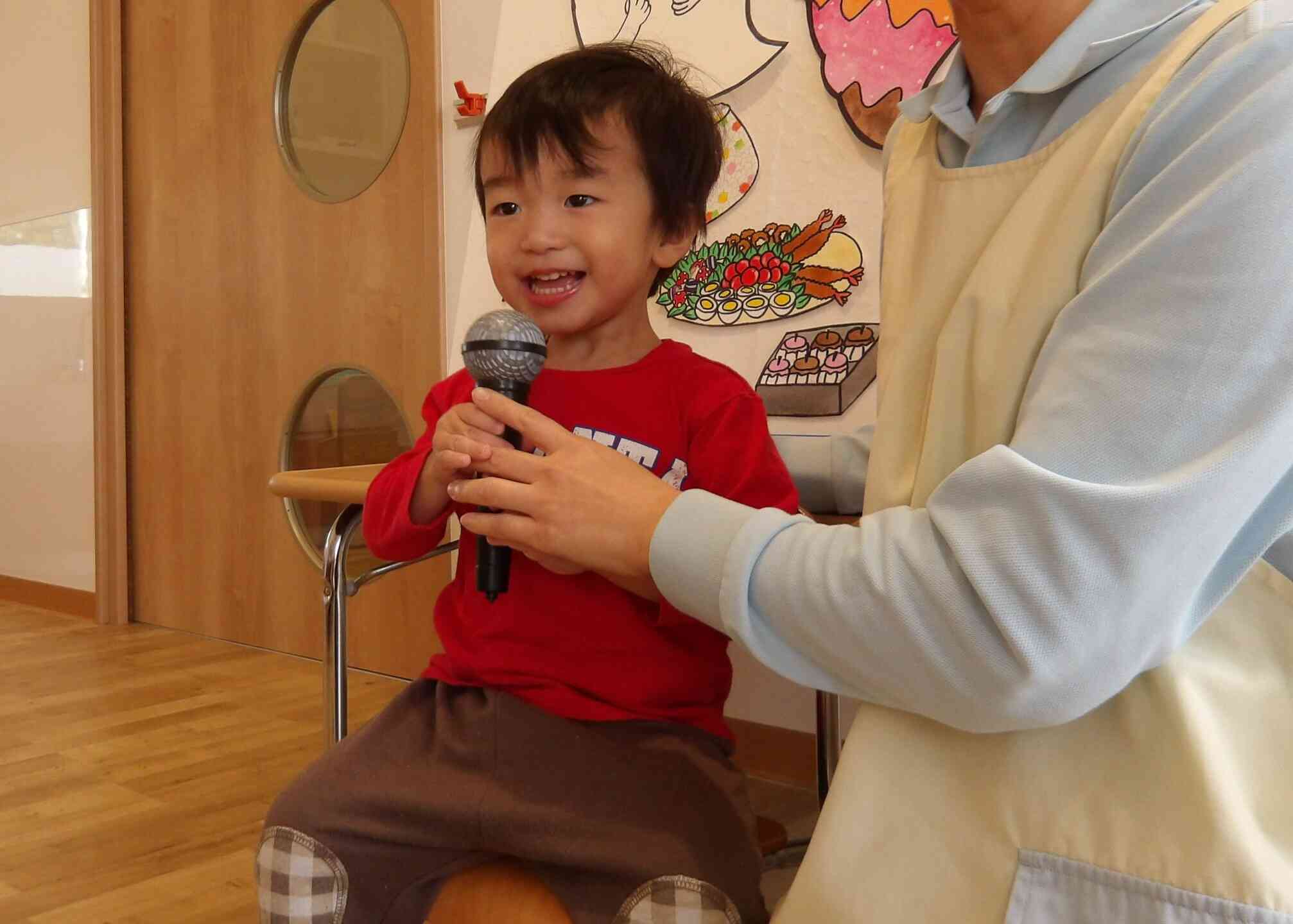 何歳になったのかな？「３（さい）！！」と元気よく答えてくれました。