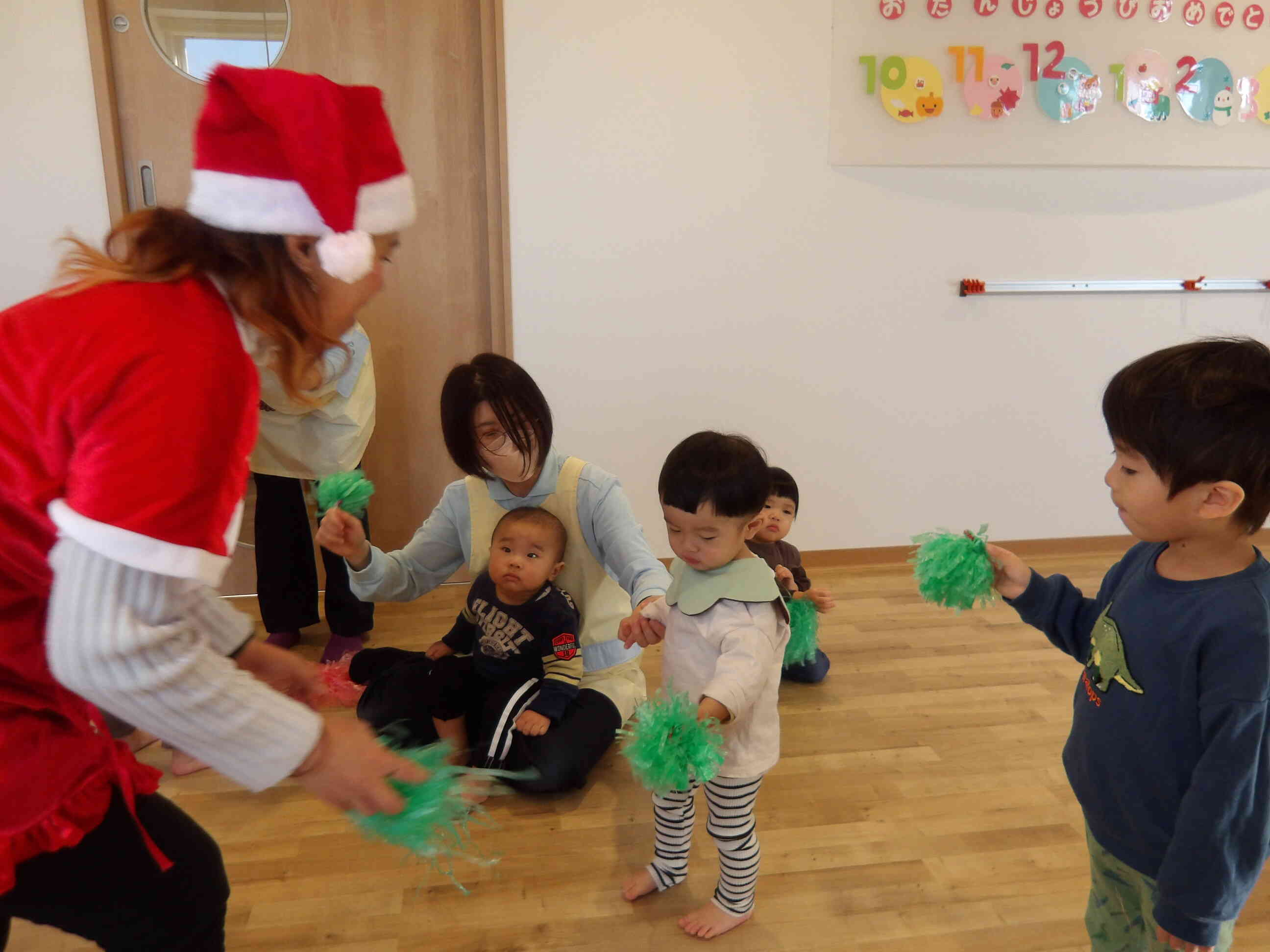 クリスマスカラーのポンポンでおどったよ