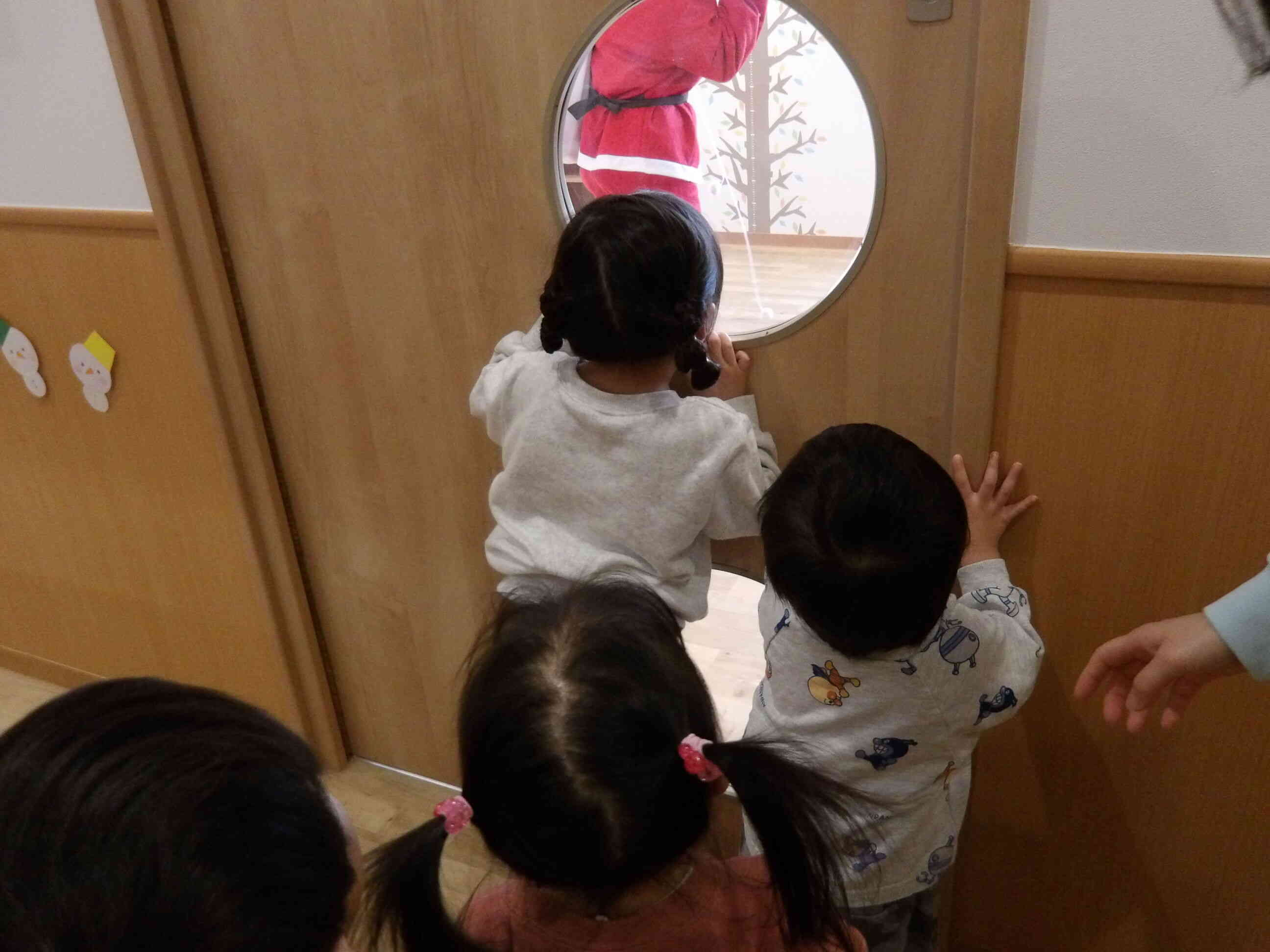 あれっ？誰だろう？　廊下から丸窓越しに覗いている後ろ姿もかわいいですね♡