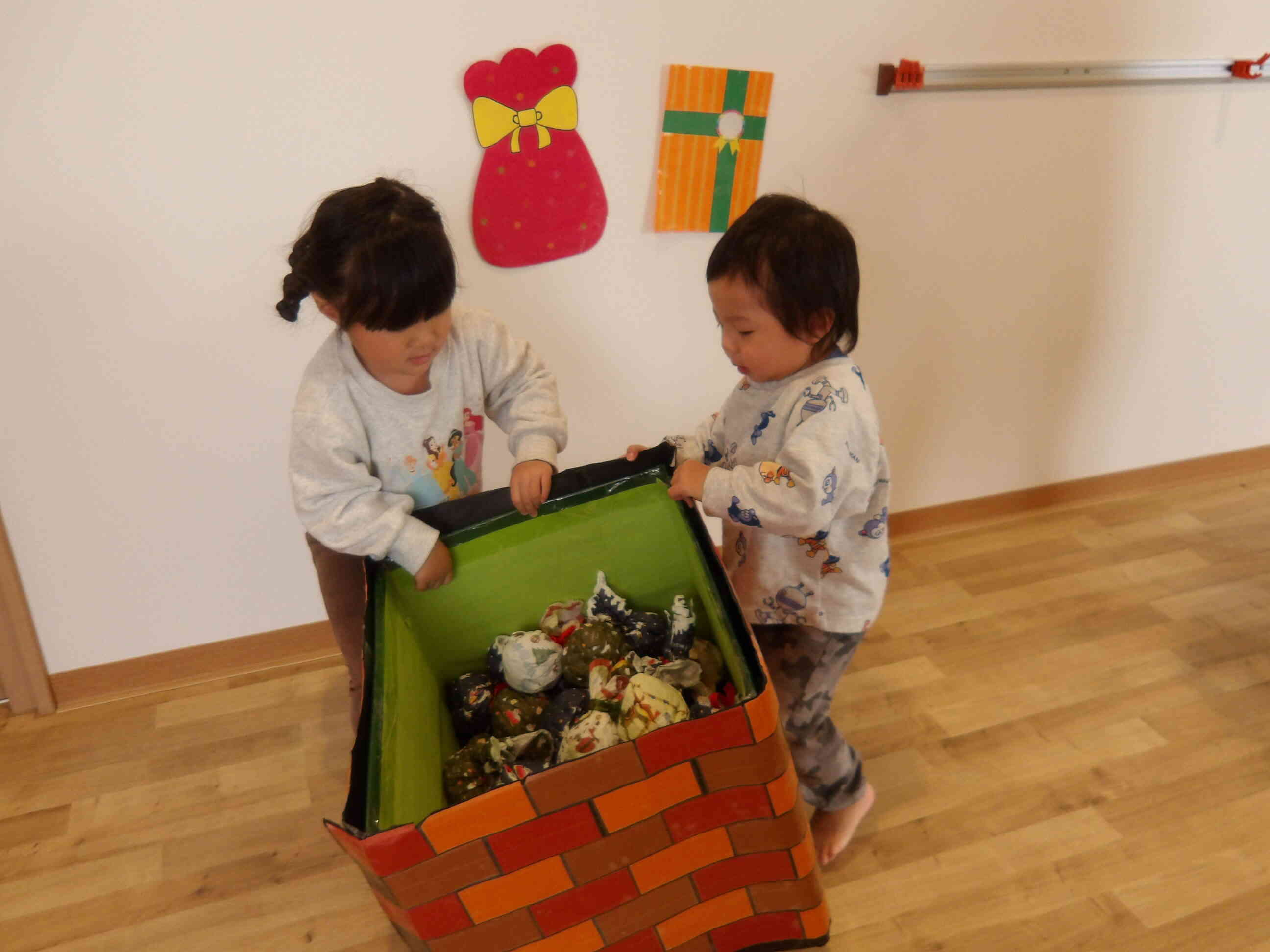 プレゼント集めのゲームをしました！煙突の中にたくさん入ったかな？
