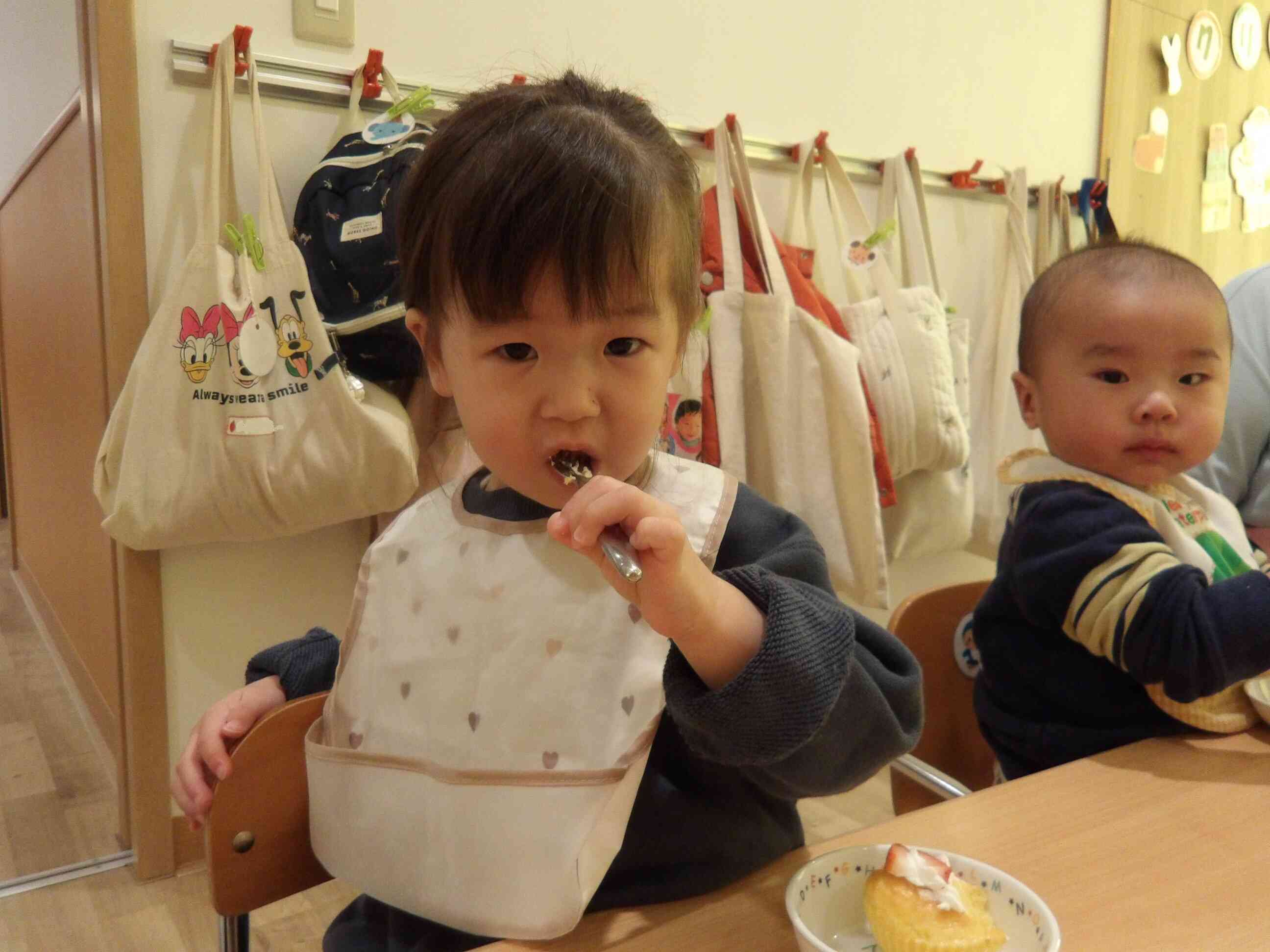 フォークを使っていちごをパクリッ！甘くておいしいね♡