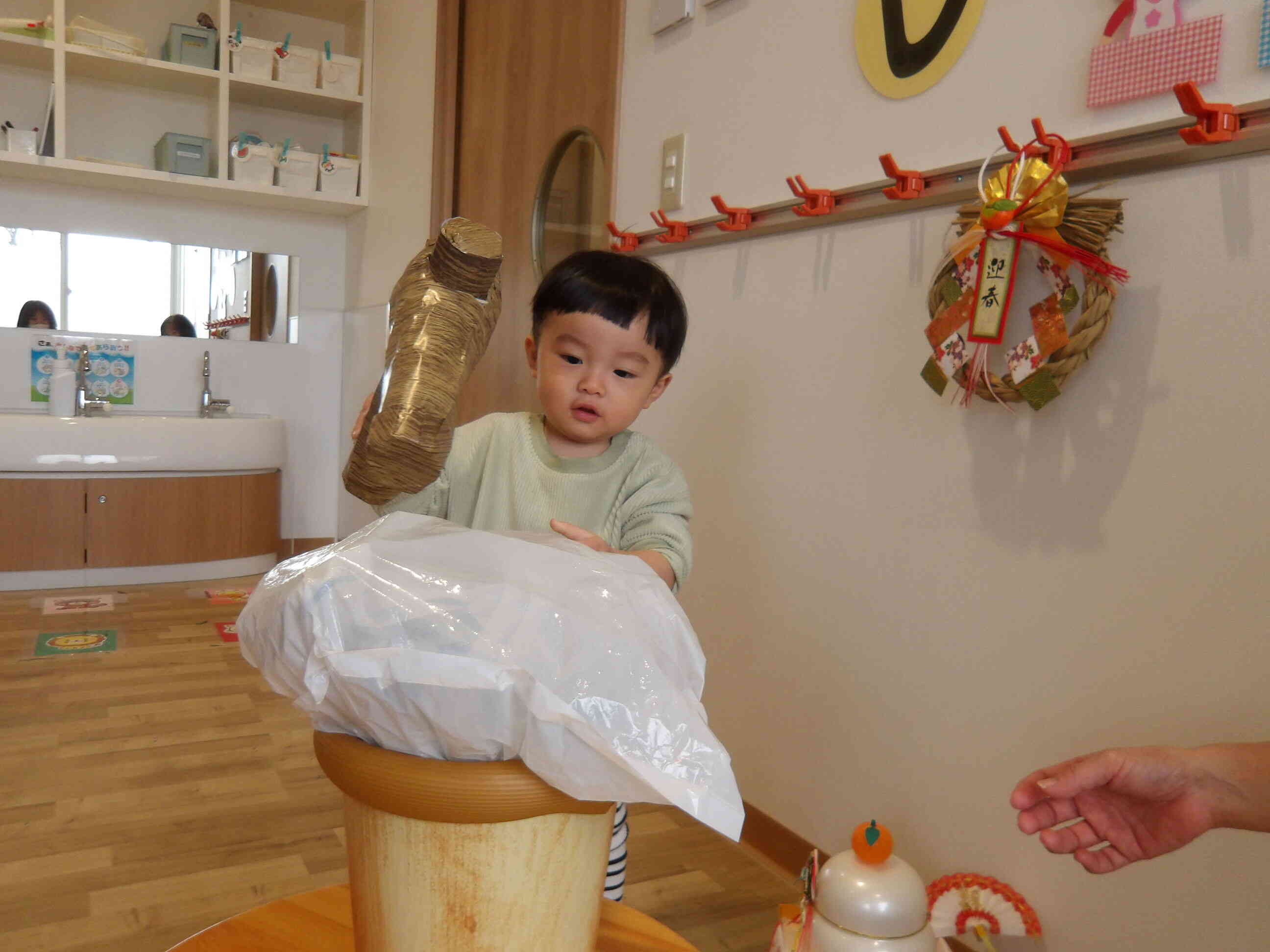 ひよこ組さんも、もちつきに挑戦です☆