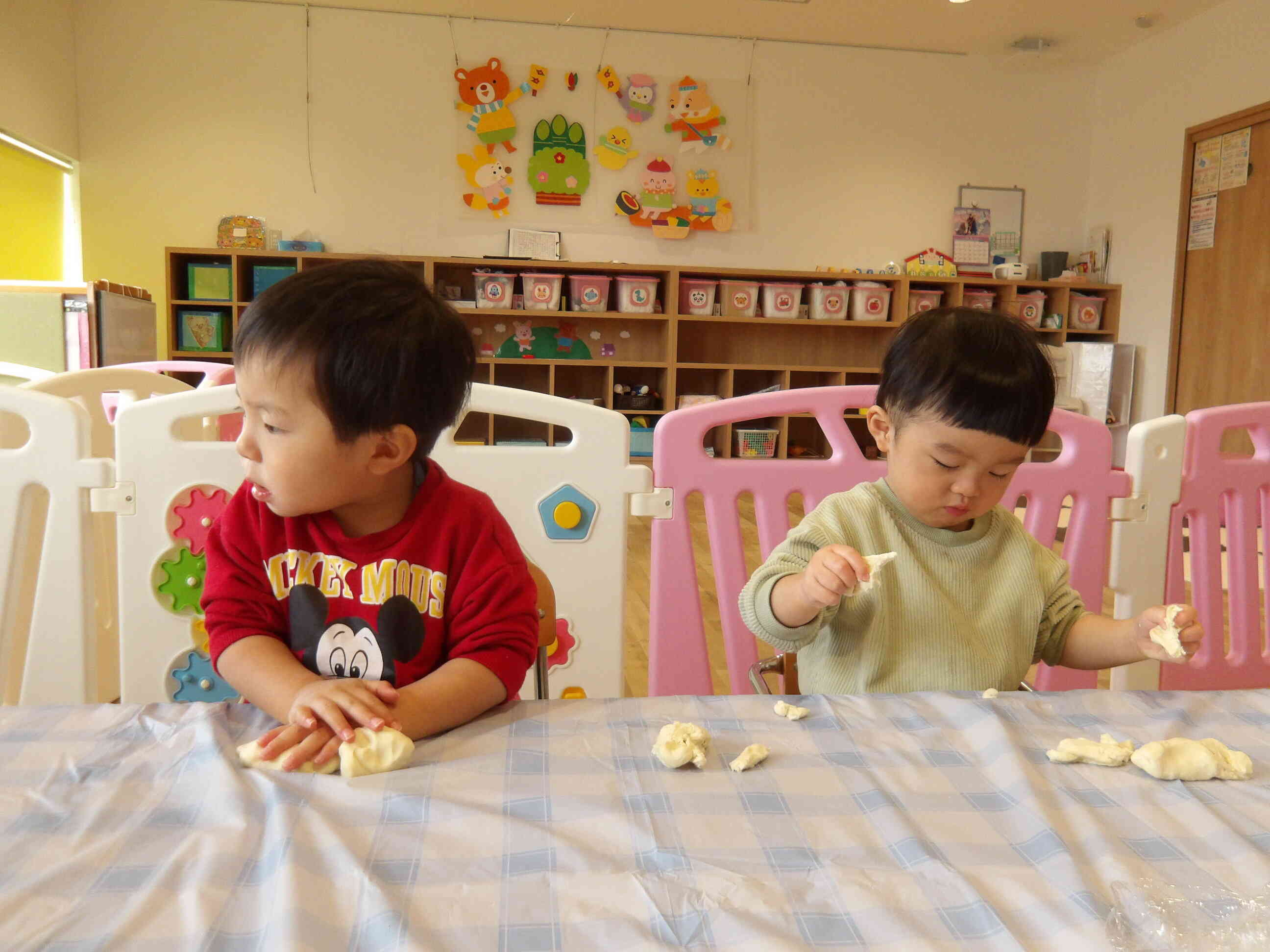 手のひらでぎゅっぎゅっ♪指でちぎってこねて♪