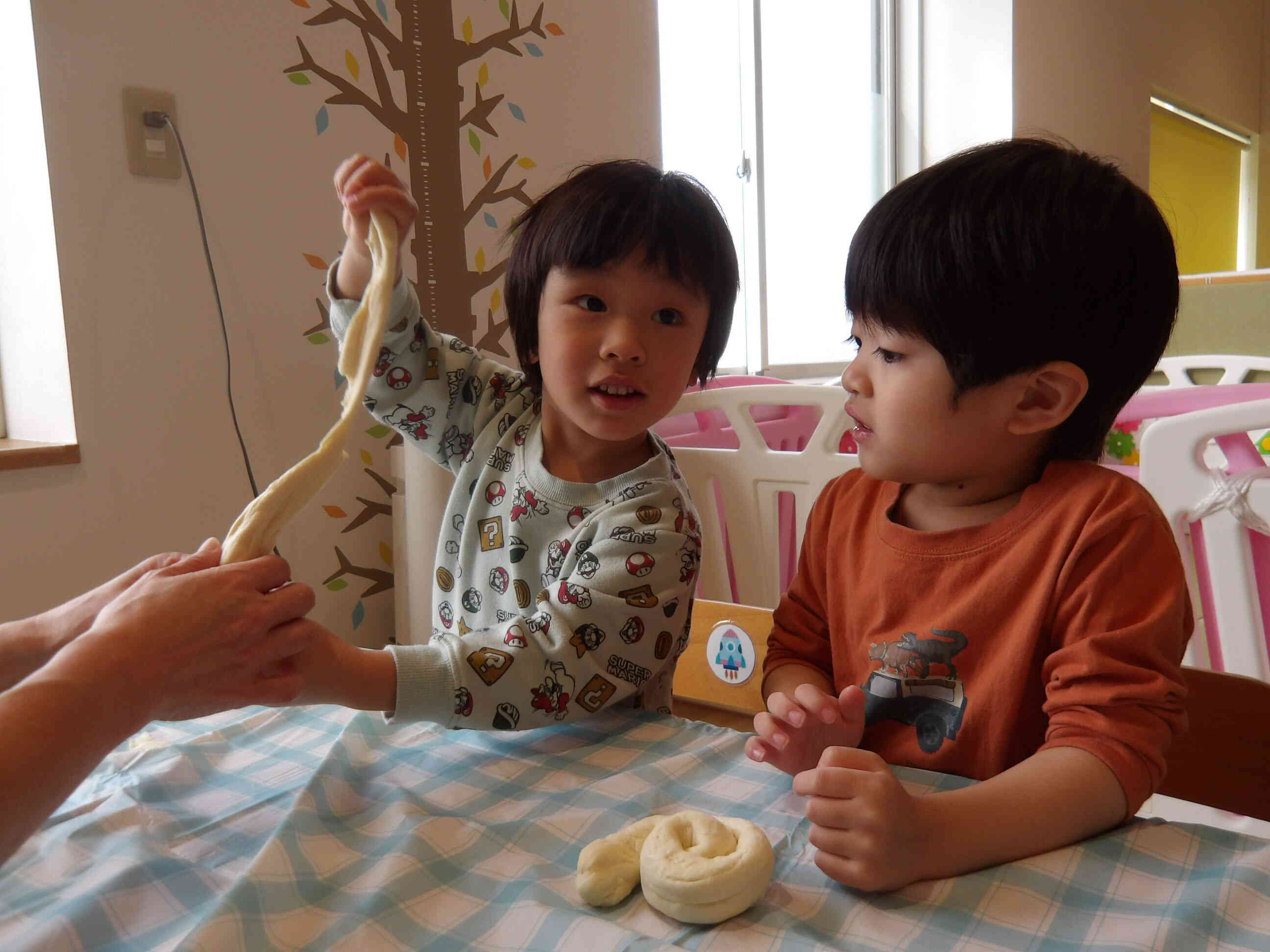 小麦粉粘土で感触あそび♪