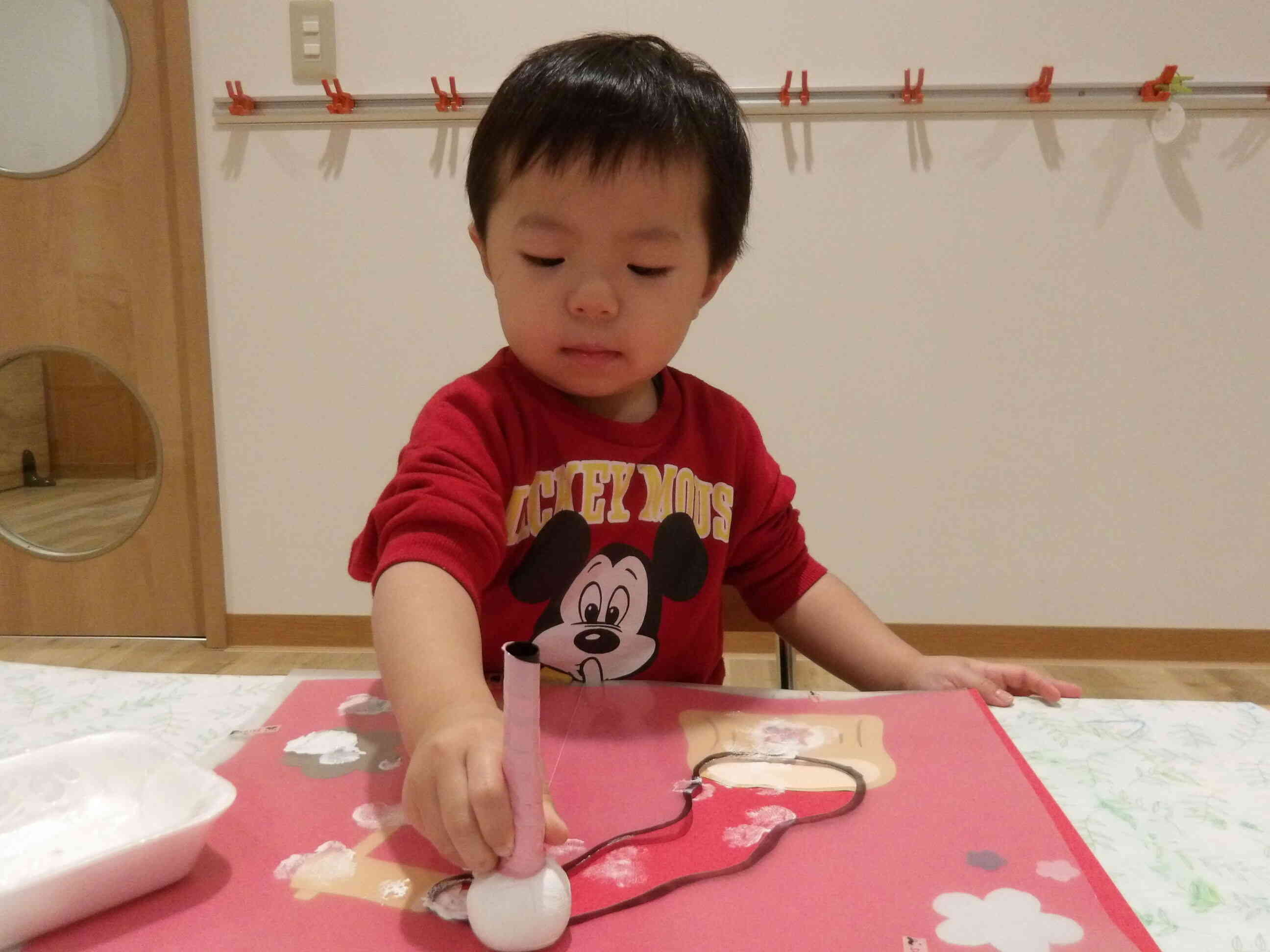 １歳児クラスは、たんぽでもちに色を付けました♪