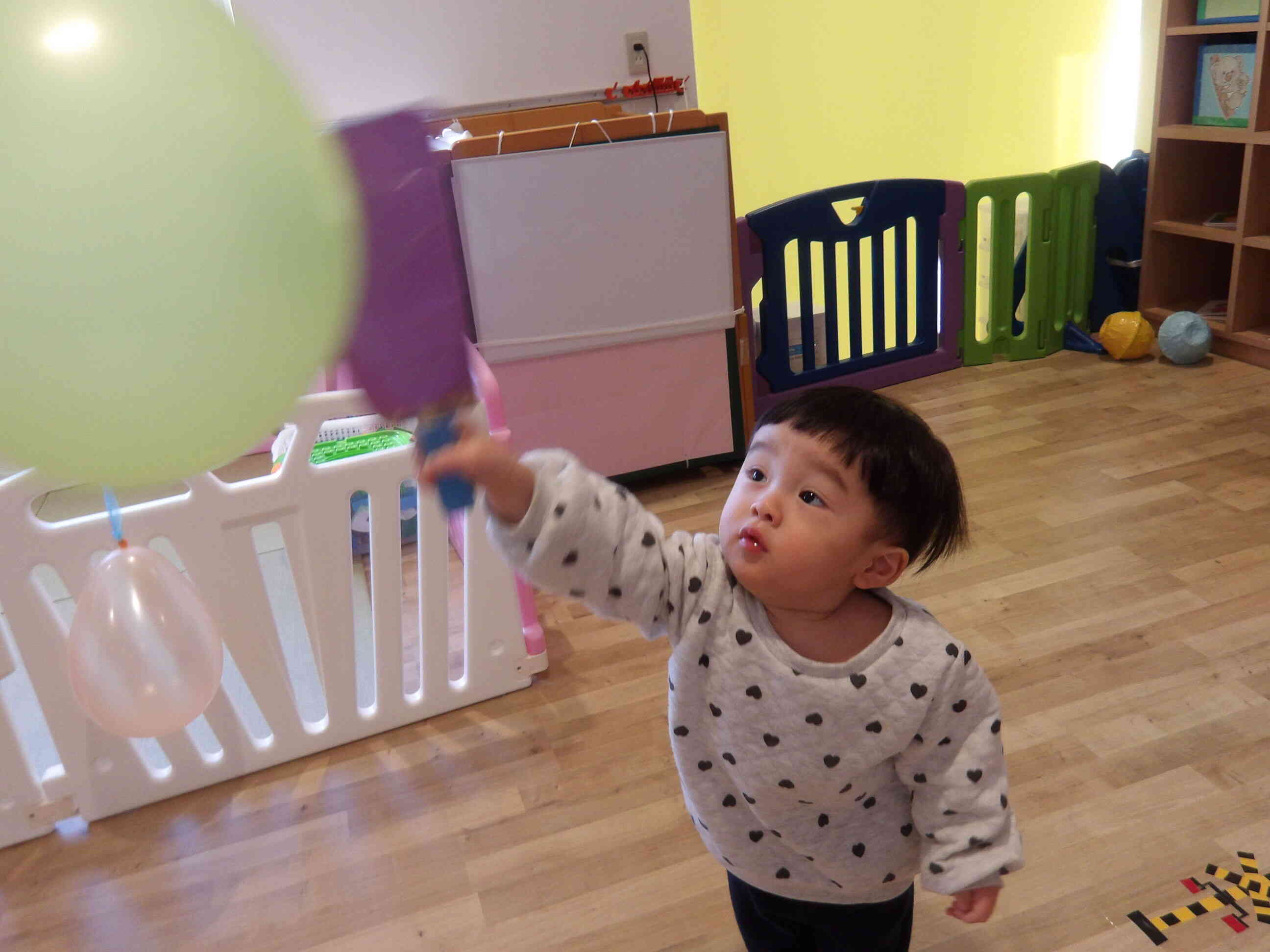 ふうせん羽子板に挑戦です！ポーンッてできるかな？