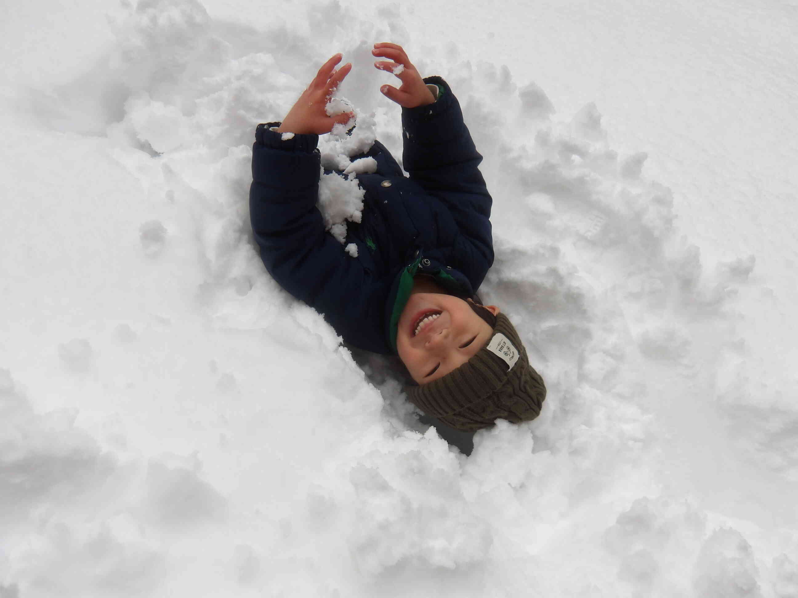 雪のおふとん！気持ちいいね☆