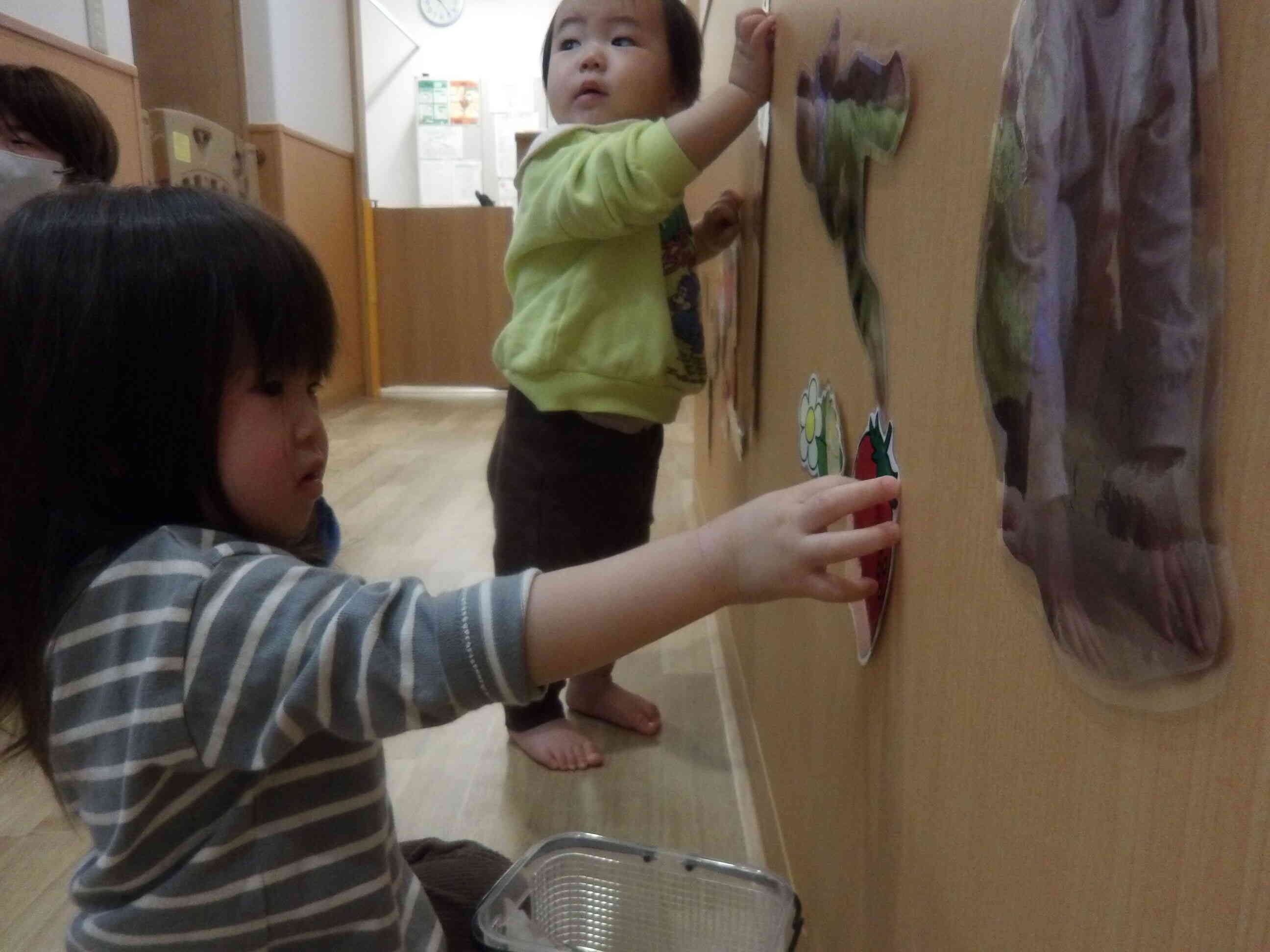 そーっとそーっと・・・。いちごを摘む真剣な姿もかわいいですね♡