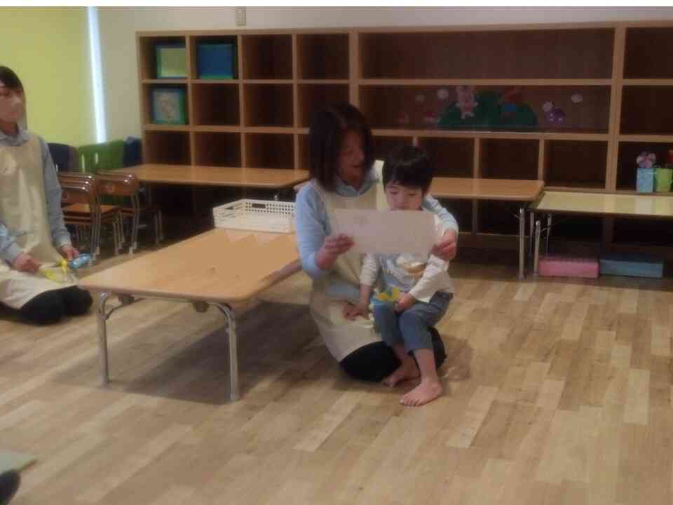 2歳児クラスのお友だちの卒園証書をお渡ししました。園長先生の膝に座りながら一緒に見ている姿にもあたたかさを感じますね。