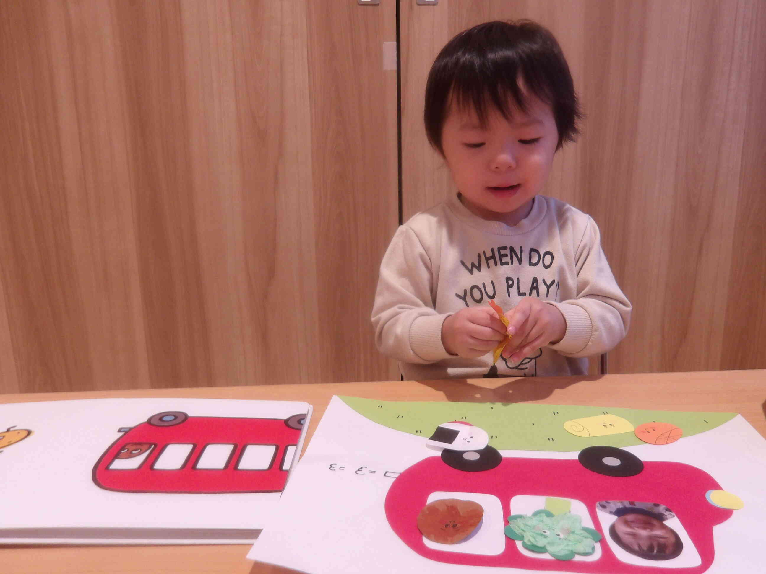 おべんとうバスを歌いながら製作中♪