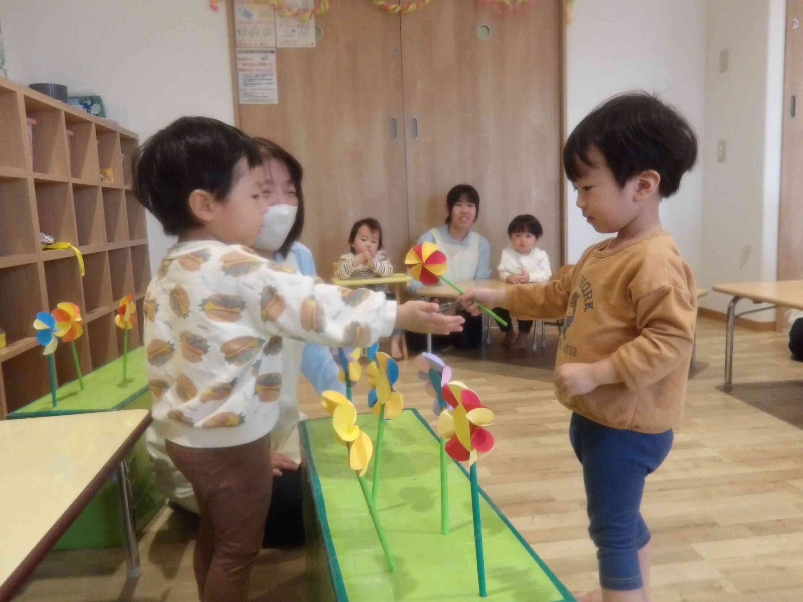 「いらっしゃいませー☆」今度は子どもたちもお花屋さんになりきります♡