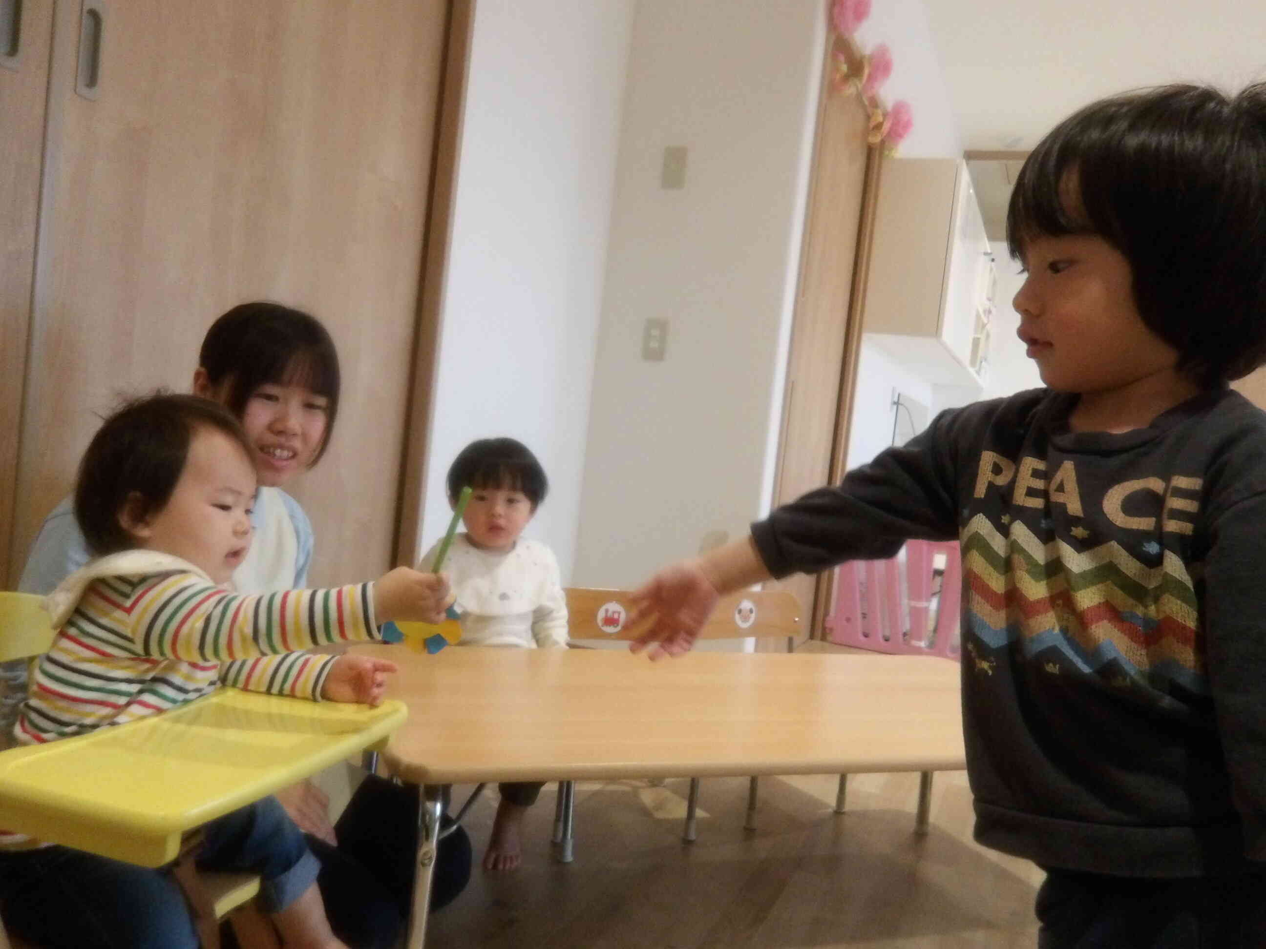 お花を小さなお友だちにもプレゼント☆子どもの優しさを感じてほっこりしました♡