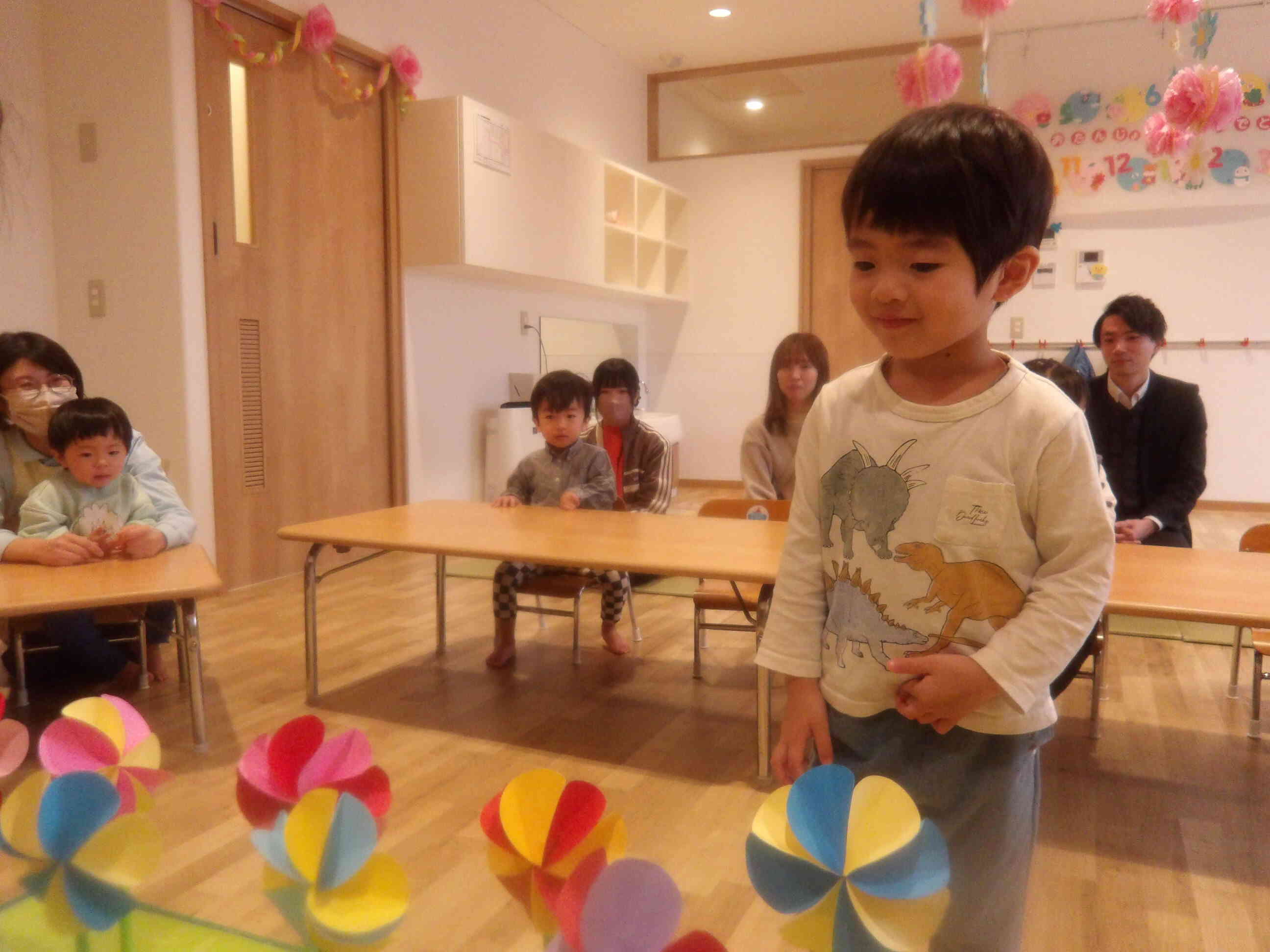 「どの色のお花にしようかな？」と悩んでいますね♪