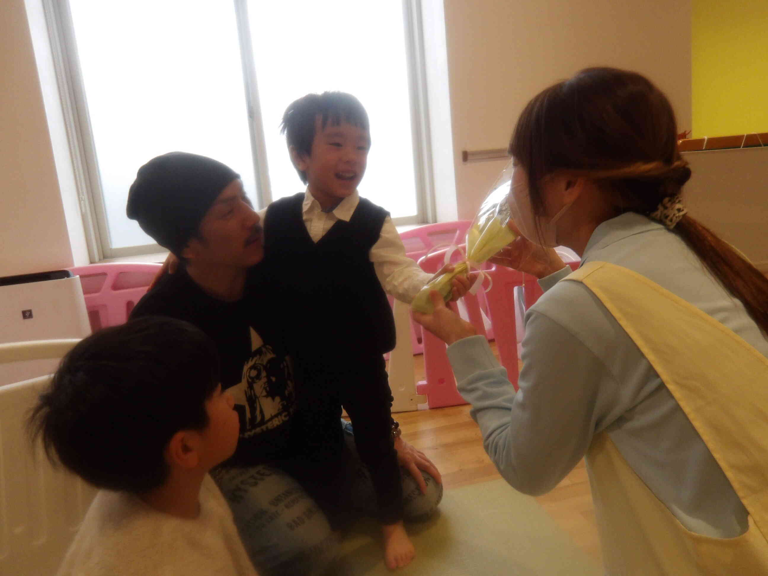 保育士から花束のプレゼントです♪