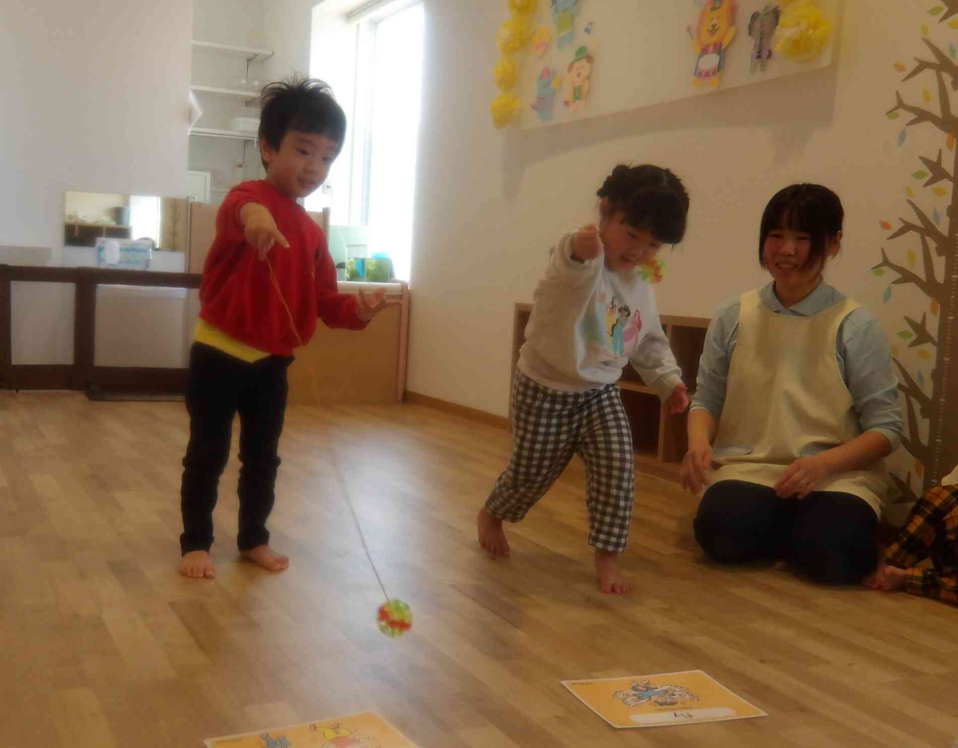 今日のミニゲームは・・・ボールを使ったゲームです！カードを取れるかな？