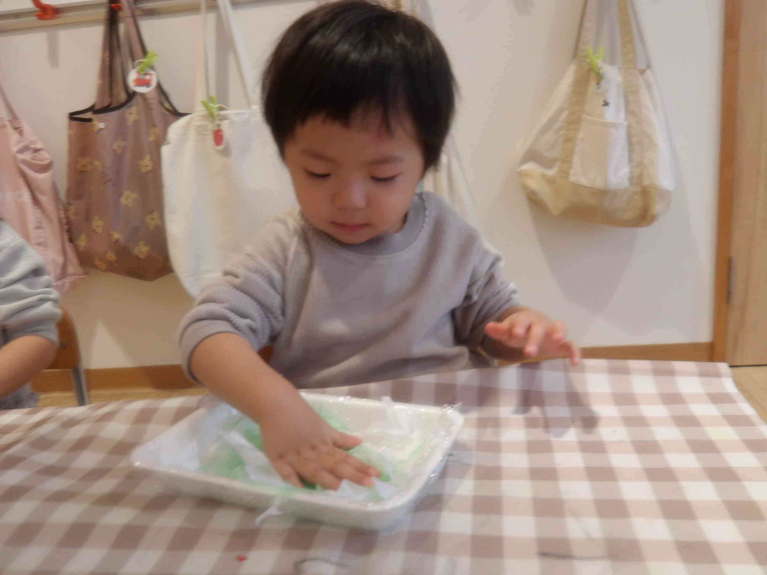 水のりの感触に夢中です！