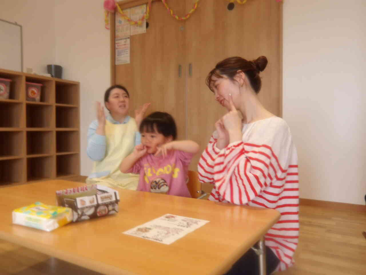 大好きなおやつのおうたを歌っています♪思いっきり表現する様子がかわいいですね♡