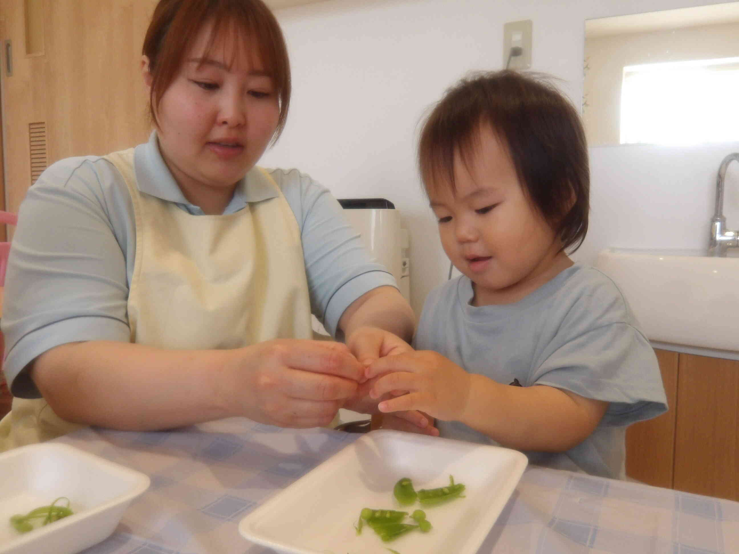 ５月 食育活動～春野菜に触れてみよう～