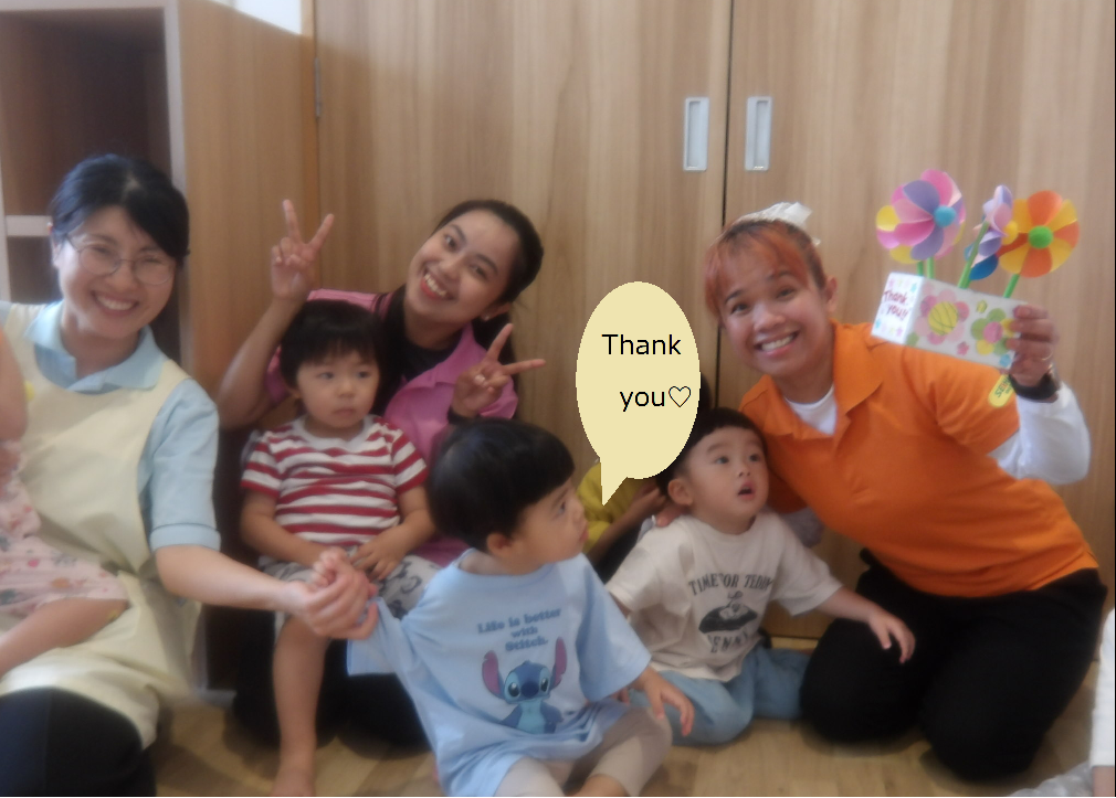 英語講師に手作りのお花とお花立てをプレゼント☆今まで楽しいレッスンをありがとうございました♡