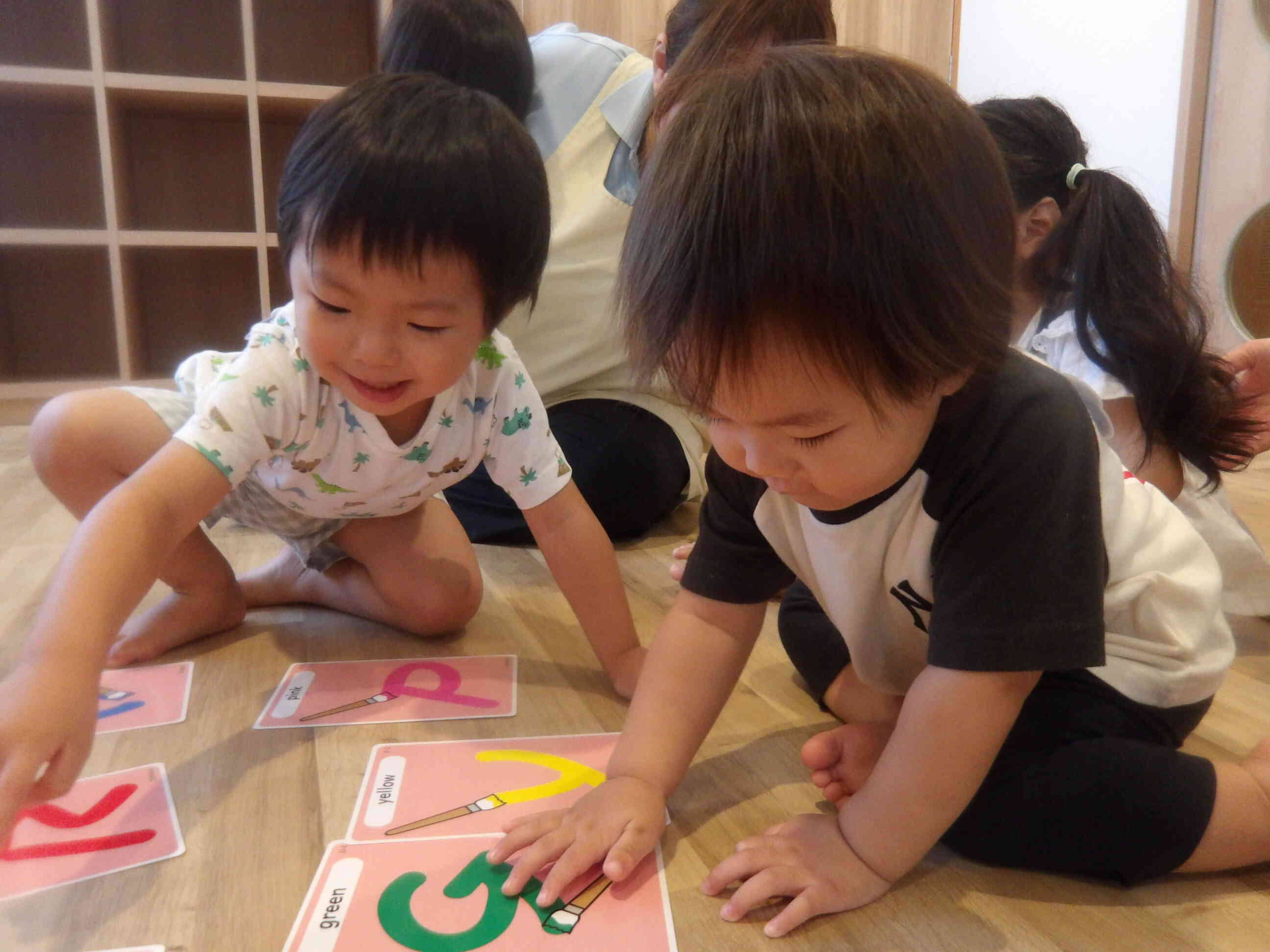 これは何色かな？元気いっぱいカードにタッチ☆