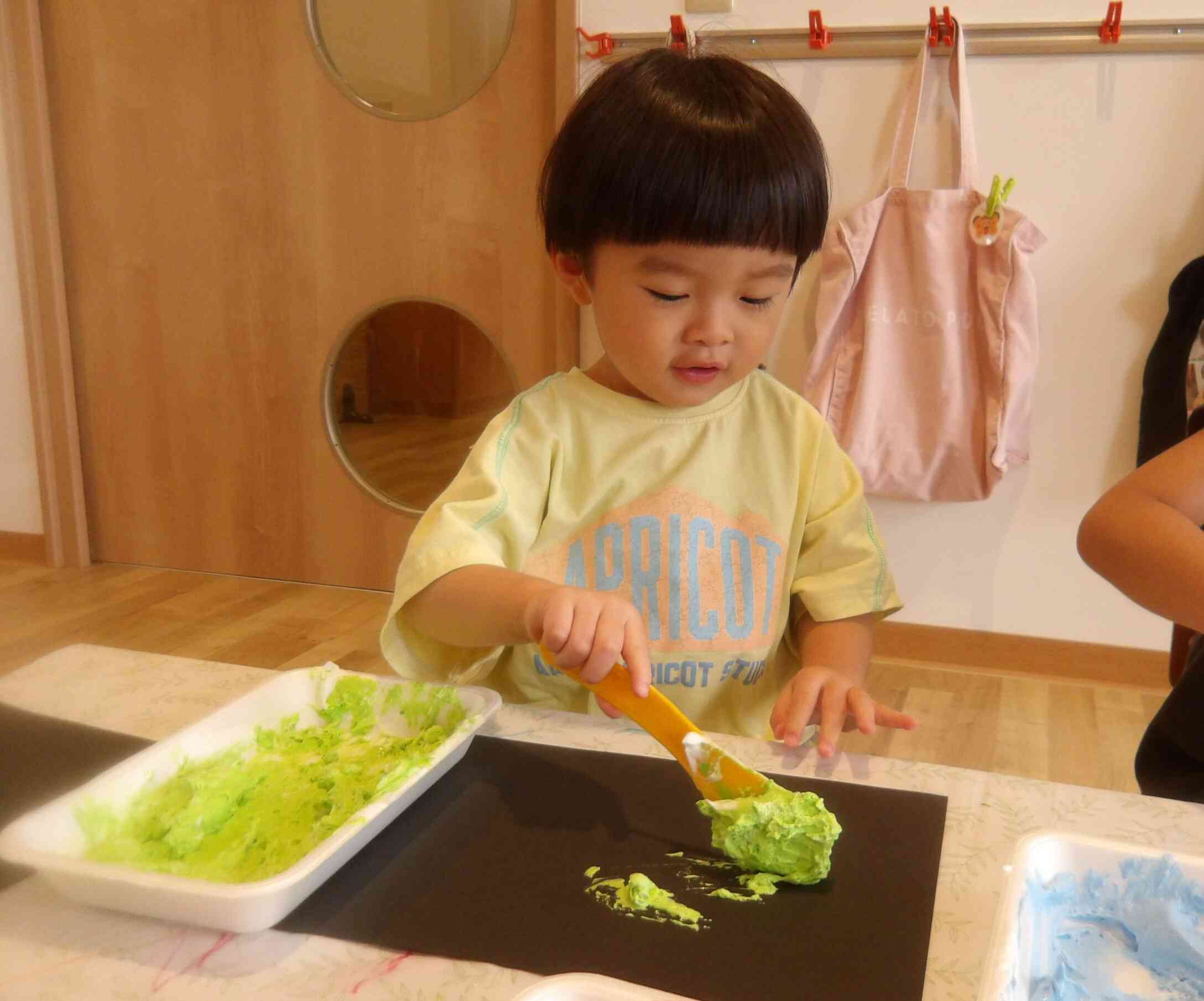 画用紙に泡をのせて・・・。