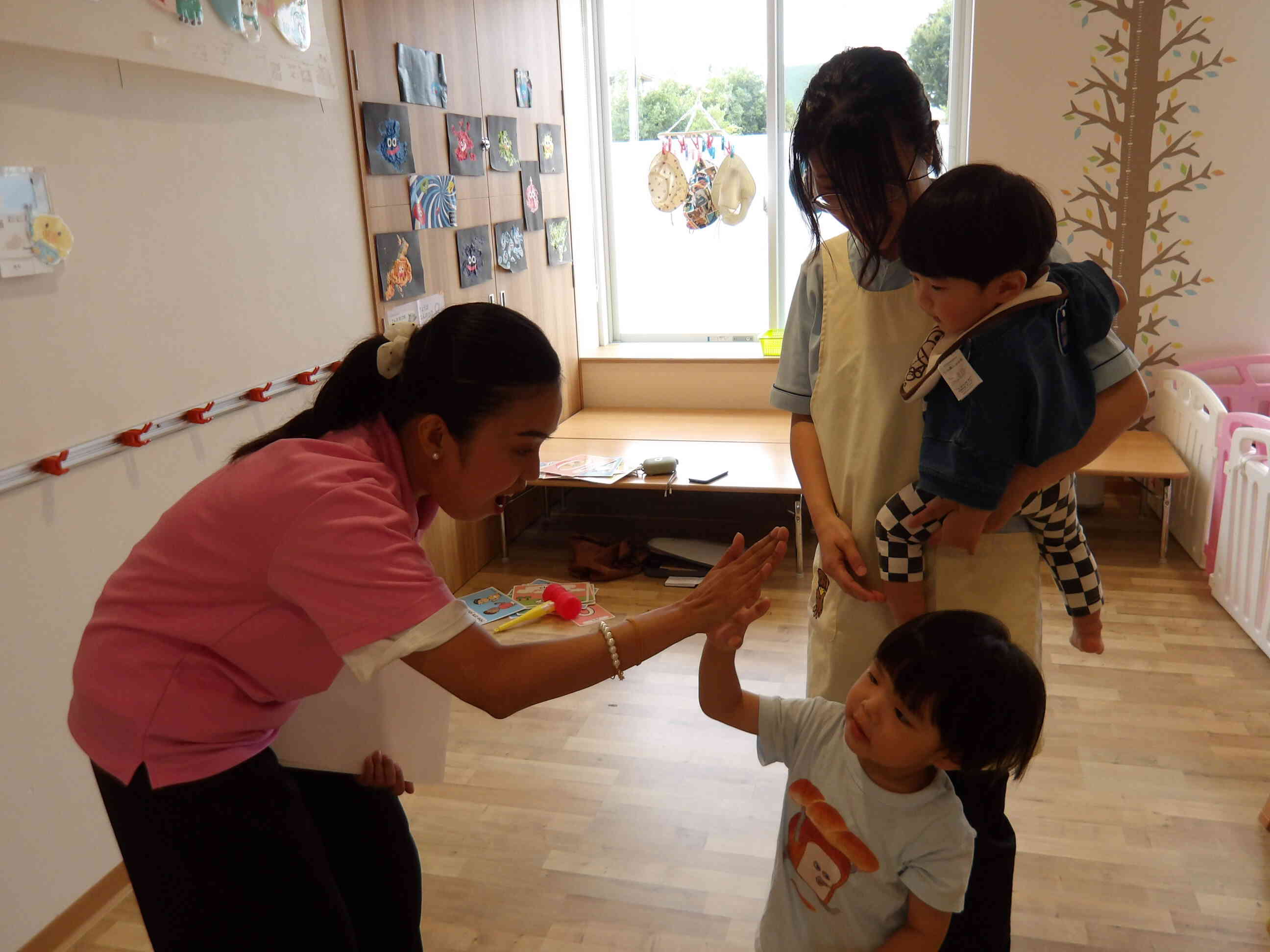 楽しいレッスンも終わり、先生とターッチ！