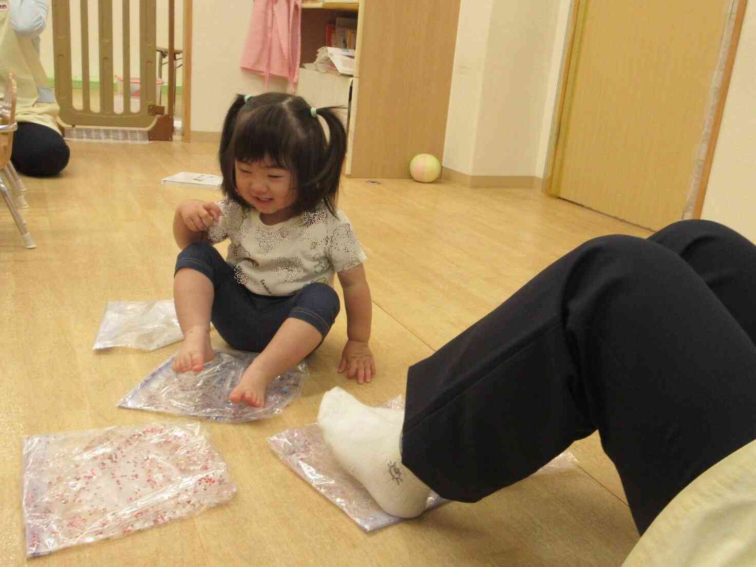 足でペタペタ♬