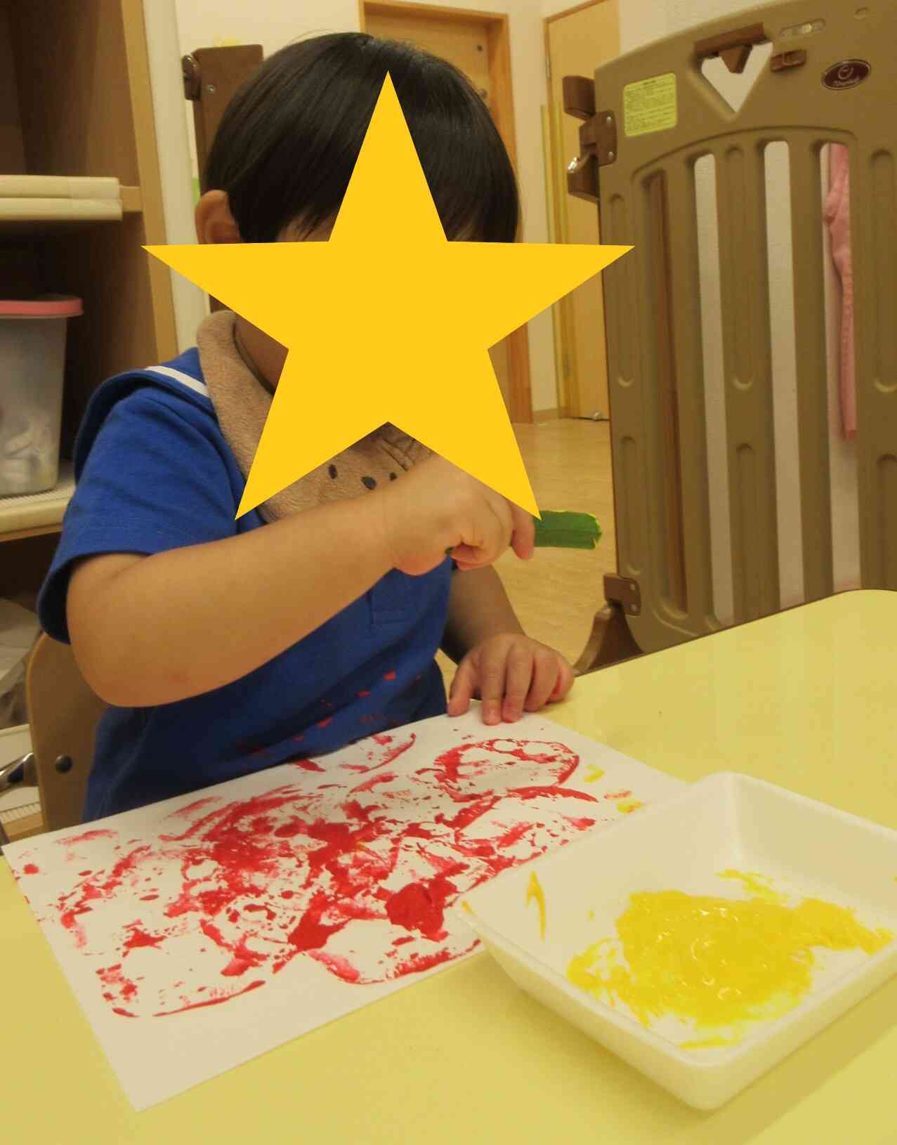 赤と黄色の絵の具を使うよ！