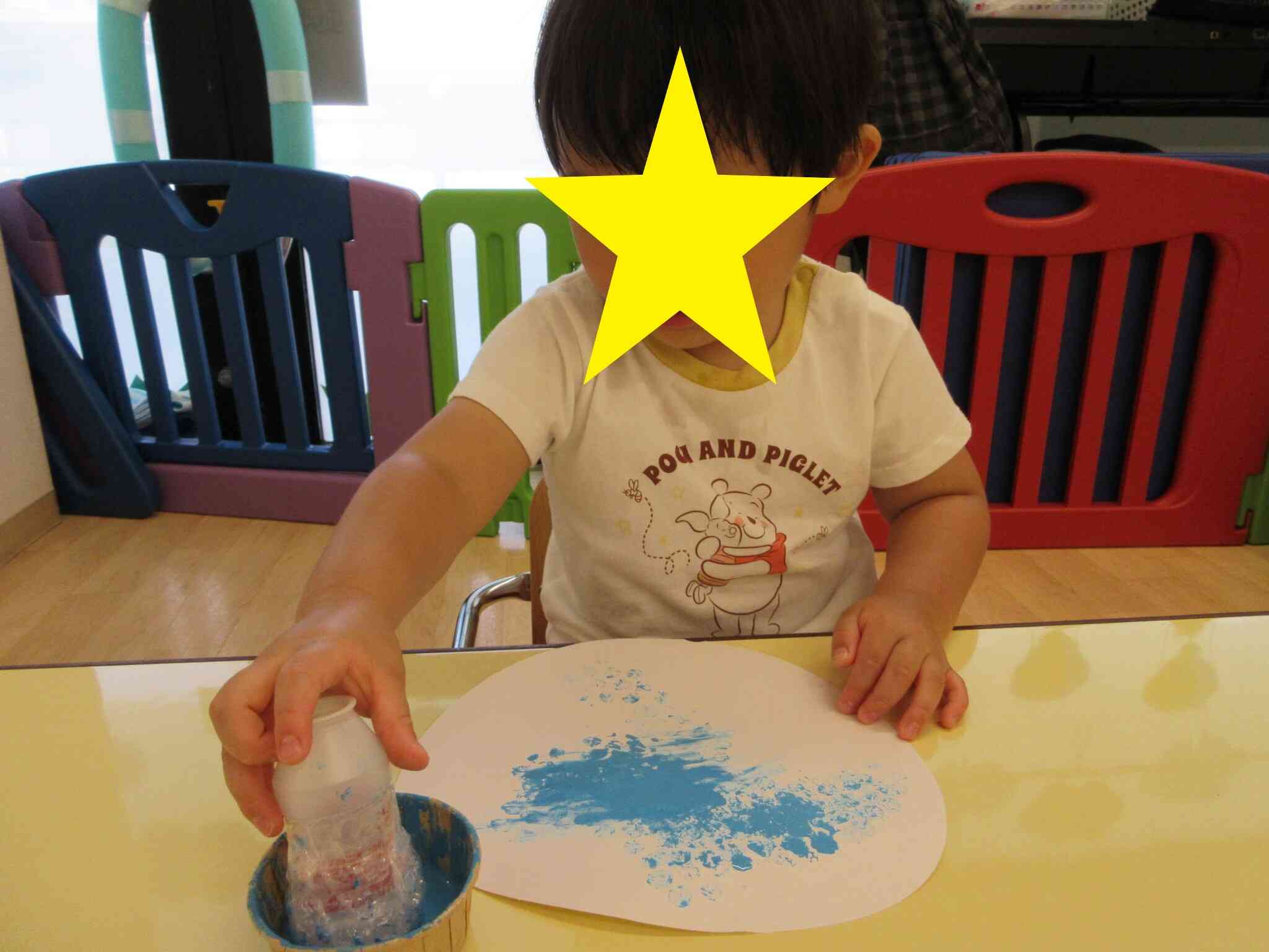 自分でちょんちょん、絵の具をつけるよ♪