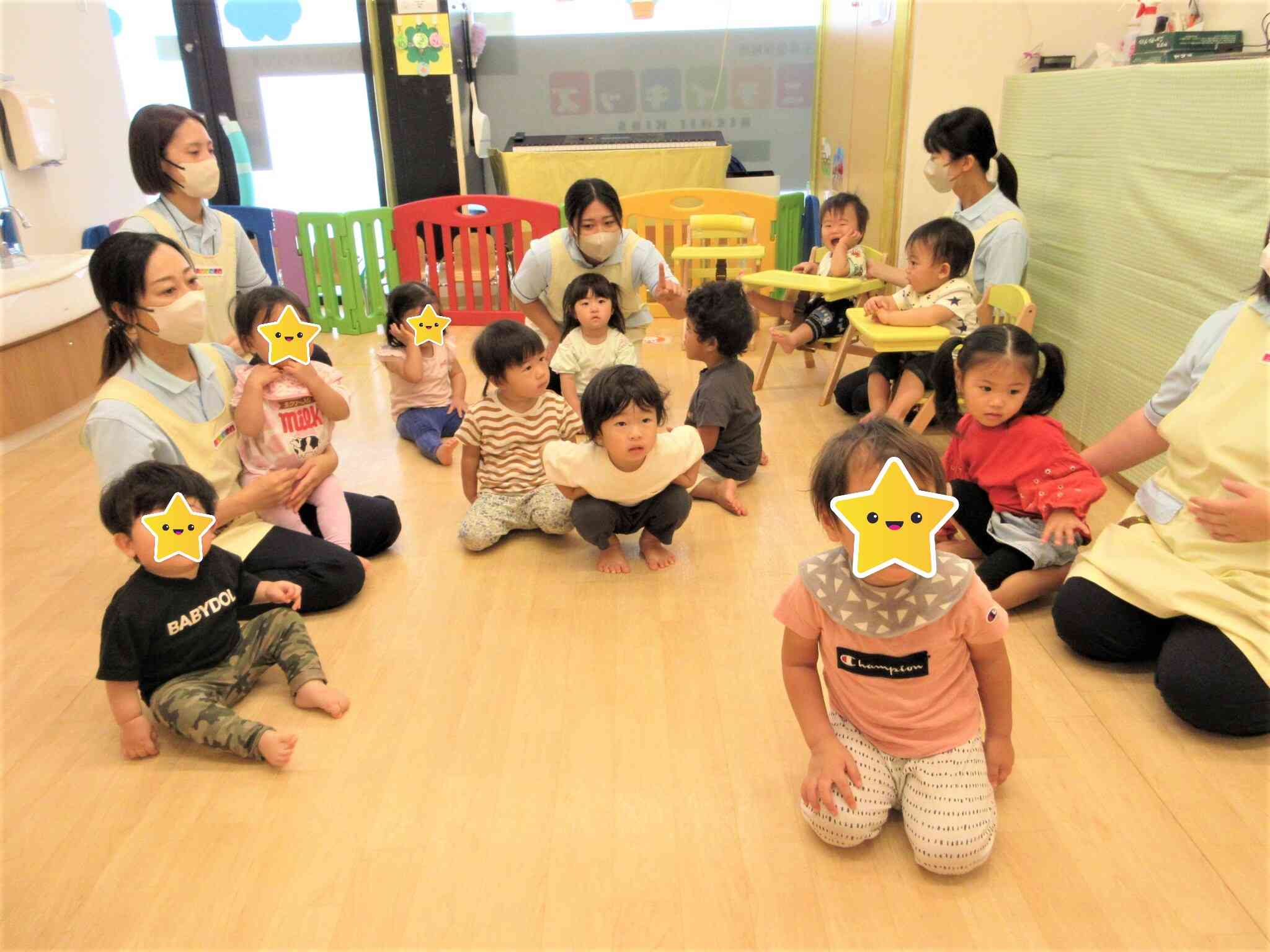 園長先生のはじめのことばを真剣な表情で聞く子どもたち☆