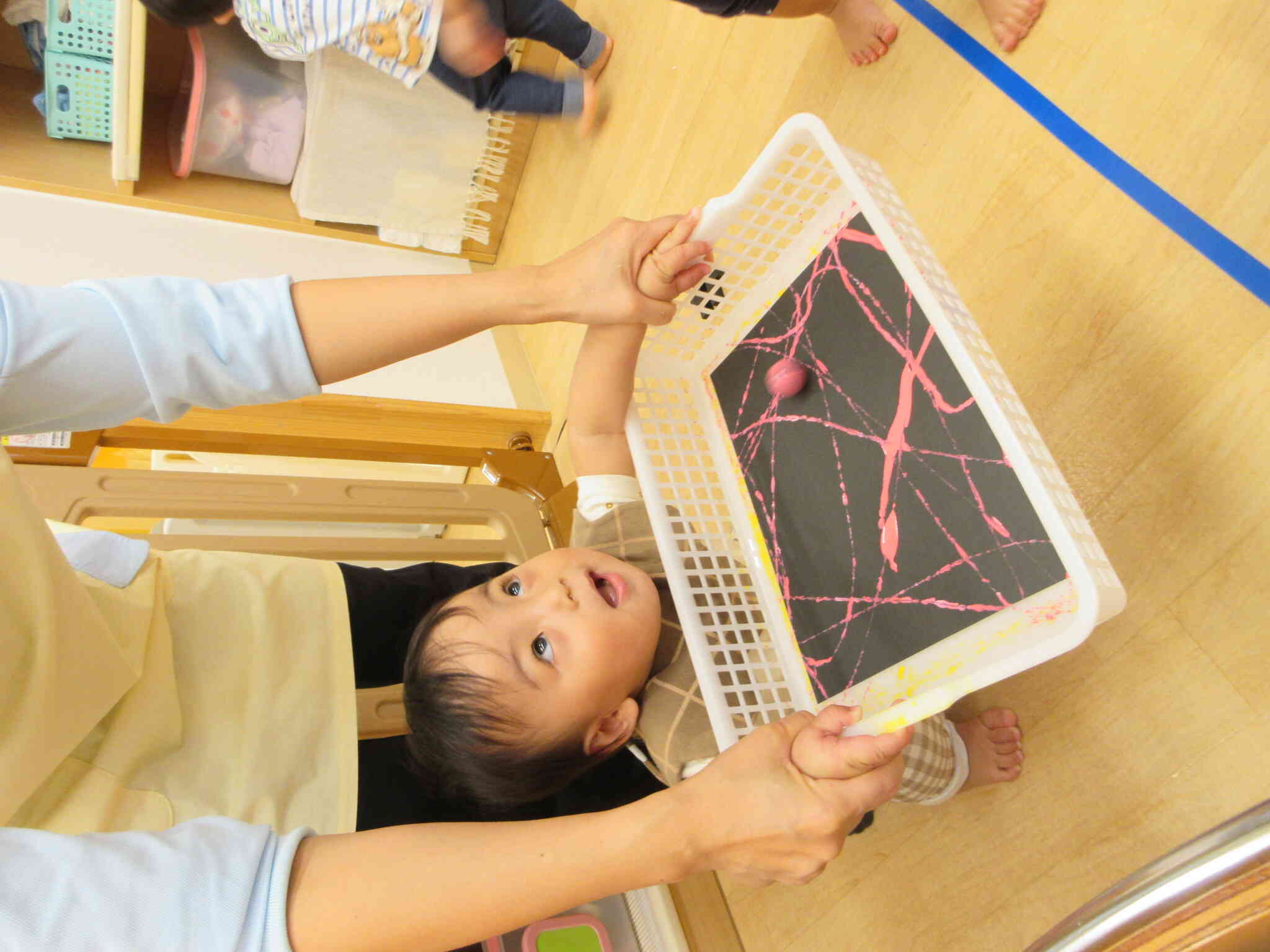 赤ちゃんは先生と一緒にコロコロ～