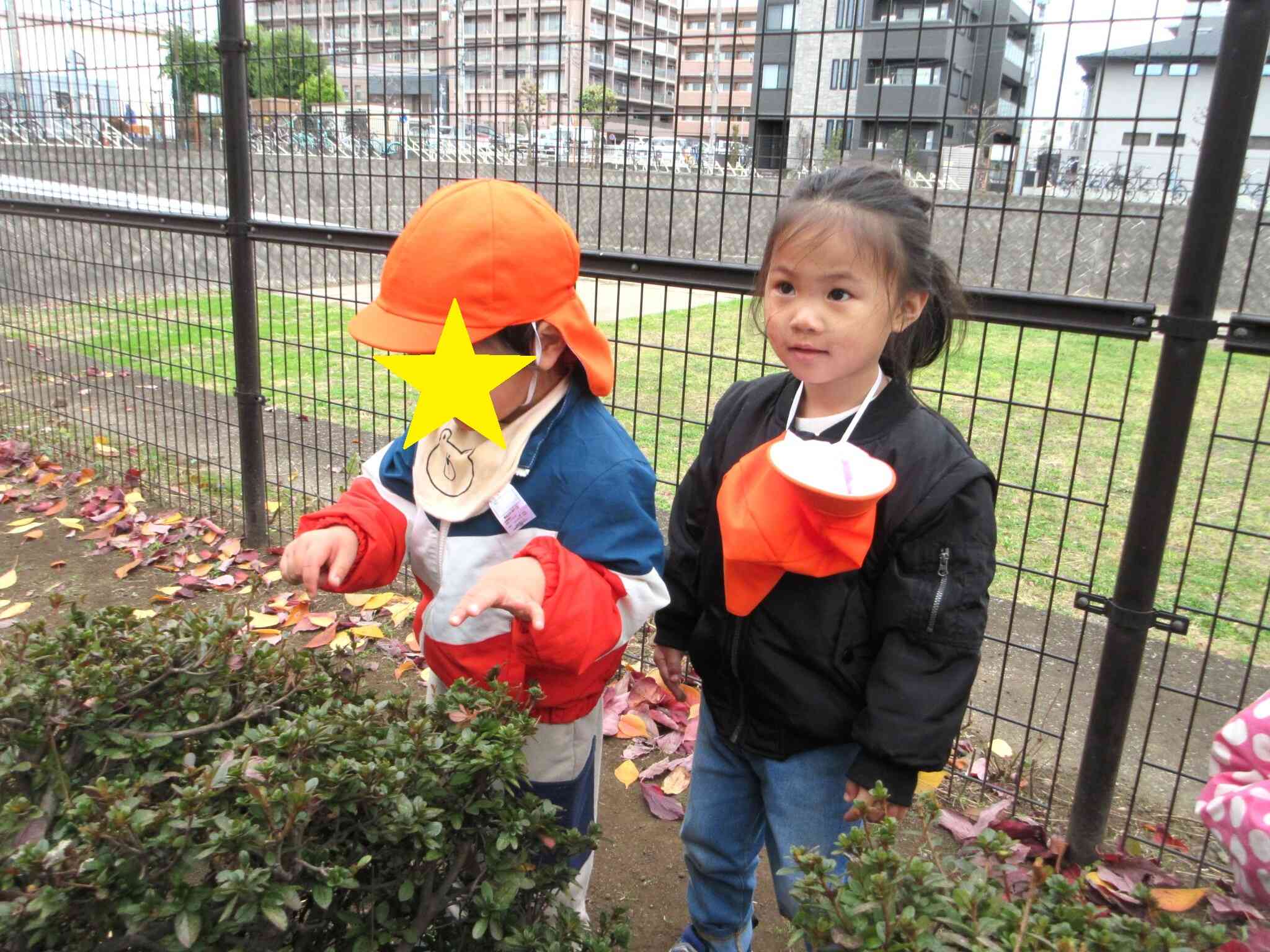 「いらっしゃいませ～！」「落ち葉はいかがですか～？」