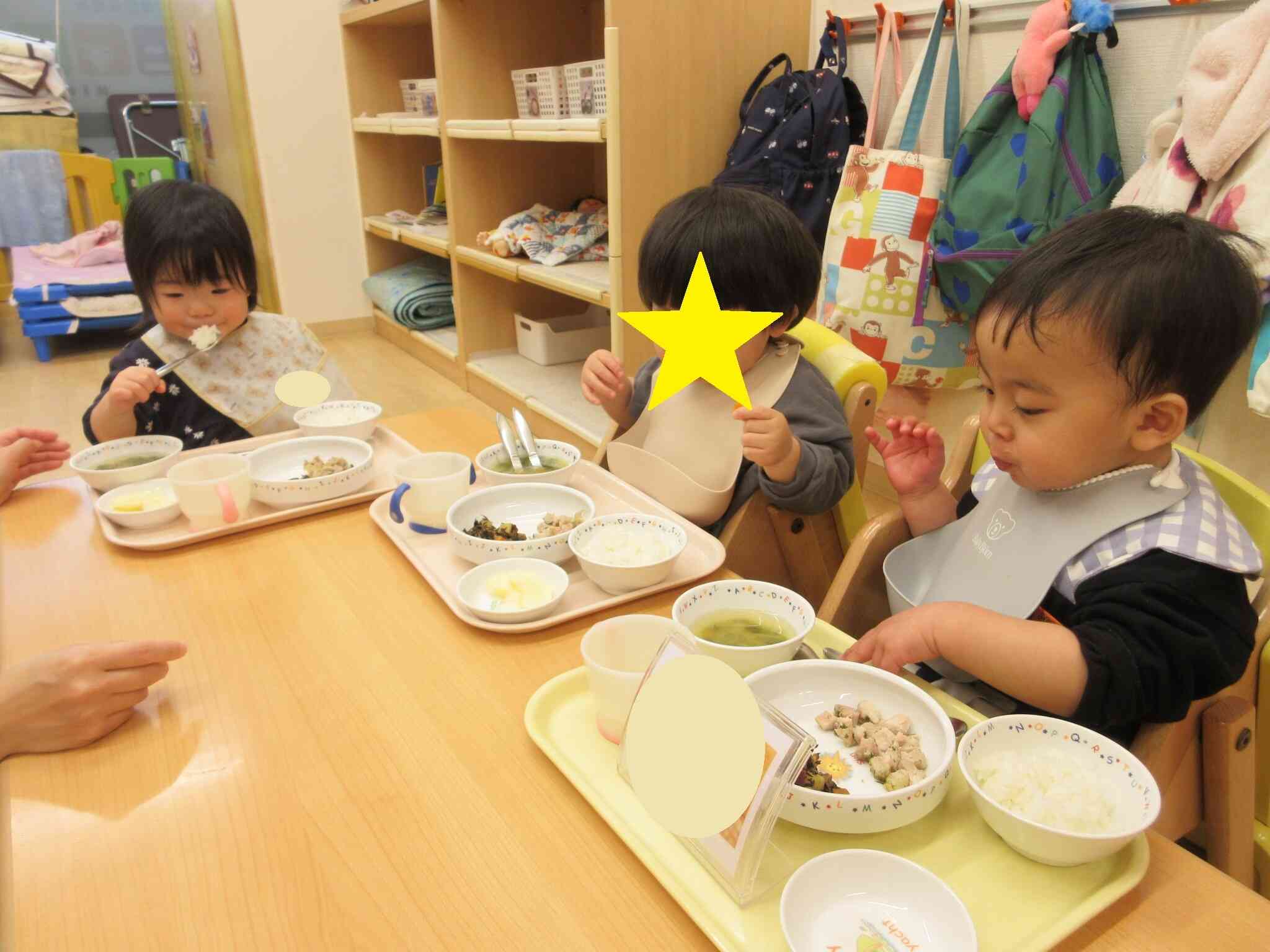 ひよこ組のお友達も「いただきます！」