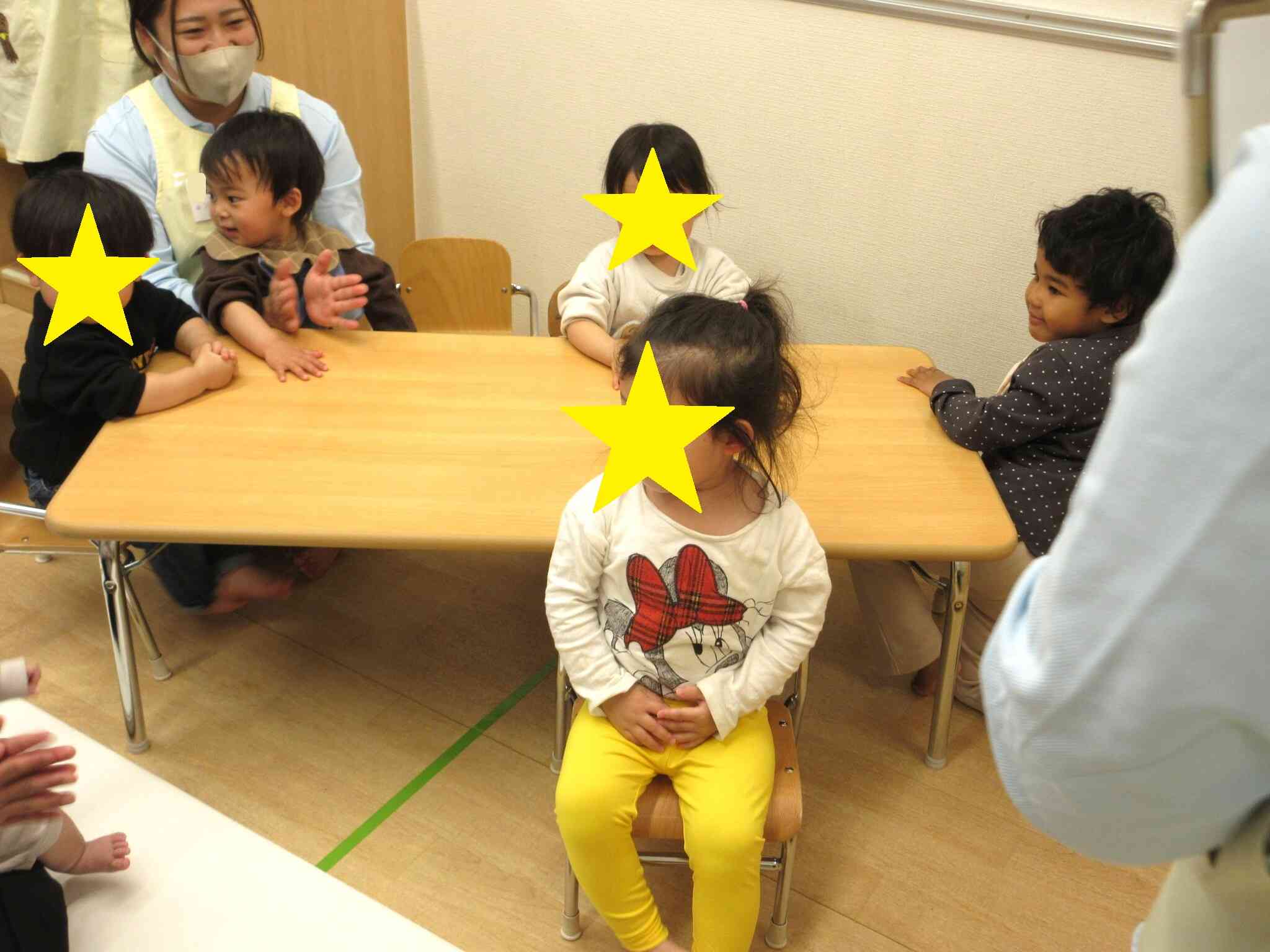 入園児に興味津々な進級児達です☆