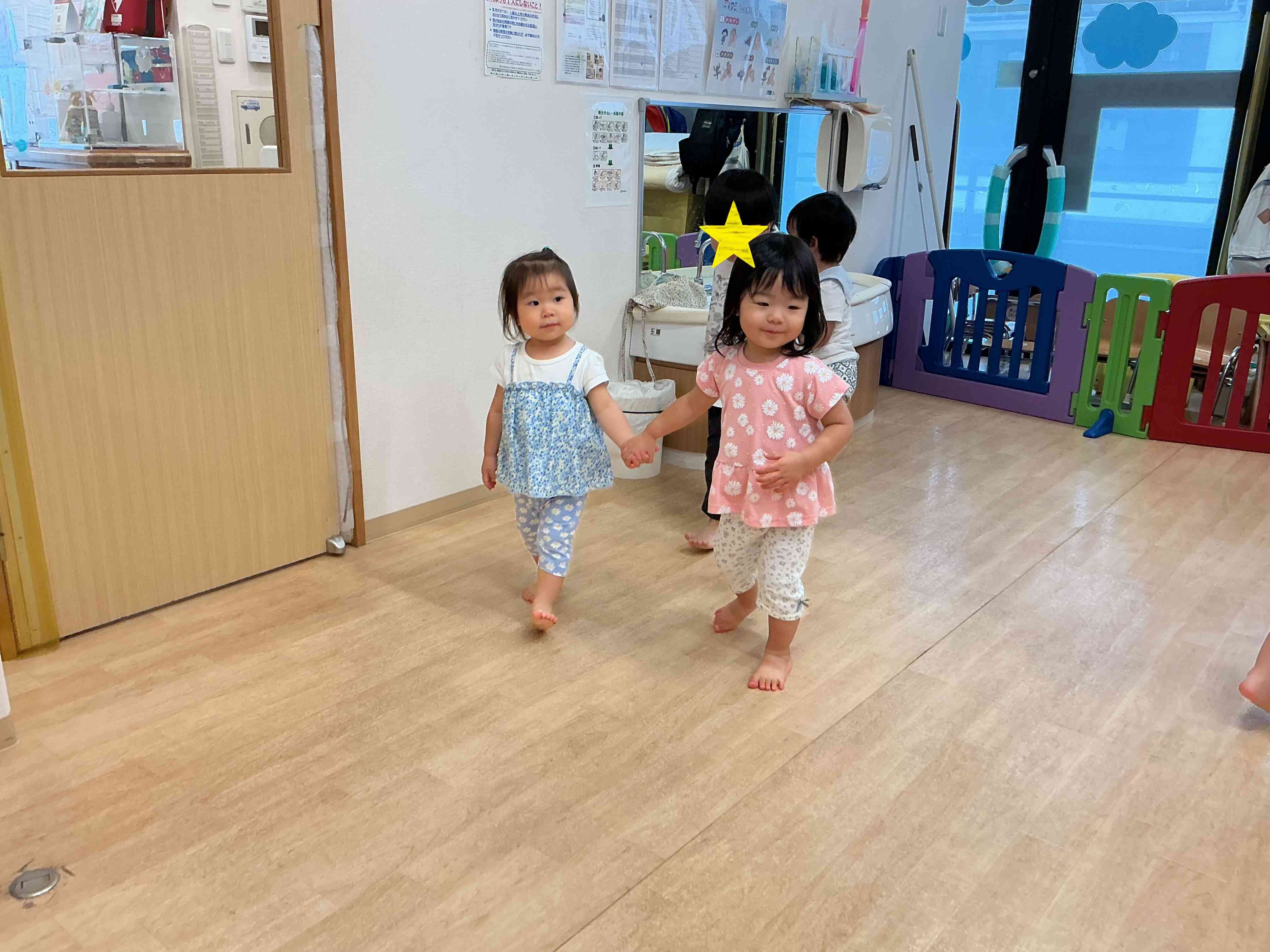 仲良くおててをつないで行進★