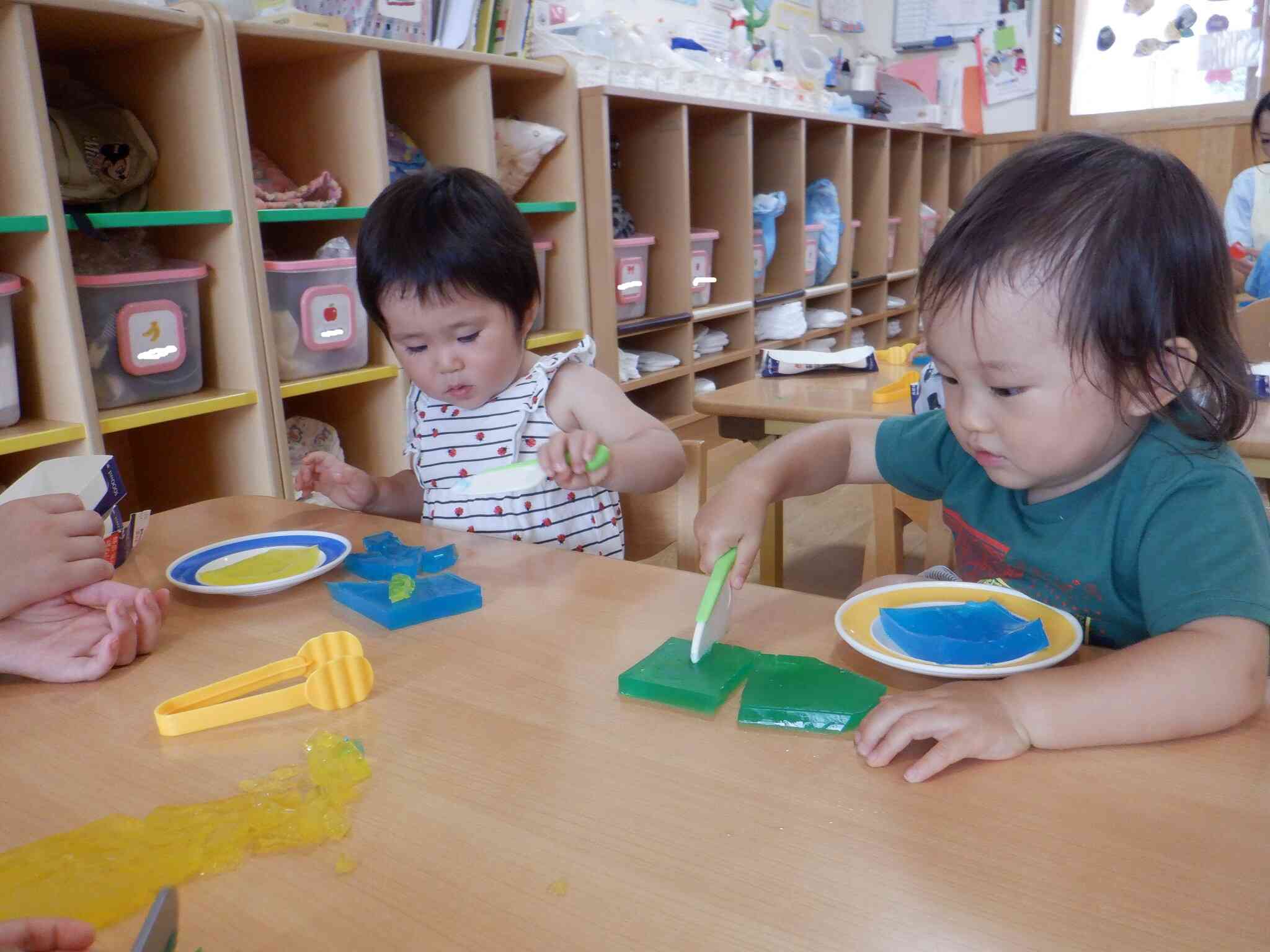 寒天遊びの様子(あひる1組1歳児)｜富士吉田市立第七保育園｜ニチイキッズ