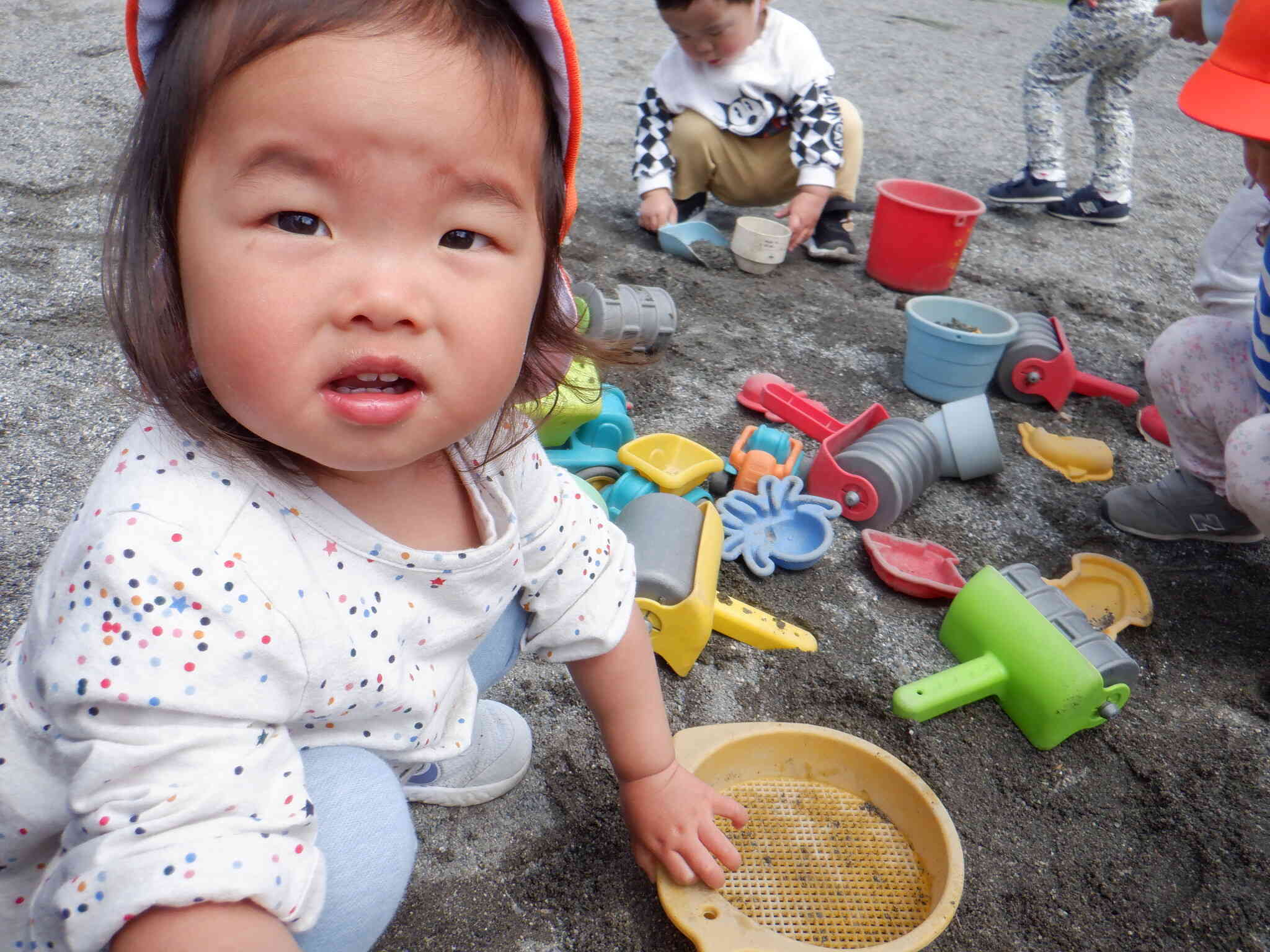 お外で遊ぶの楽しいね！　あひる１組　（１才児）